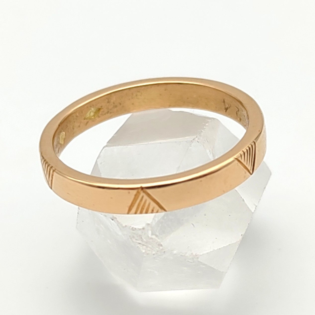 Bague en or jaune 750 avec des motifs gravés en forme de montagnes