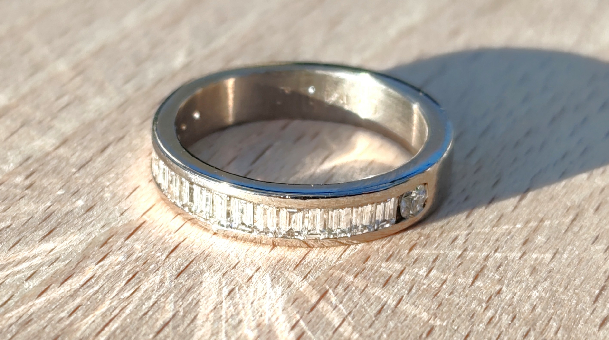 Bague en or gris palladié avec des diamants taille barrette sertis rail