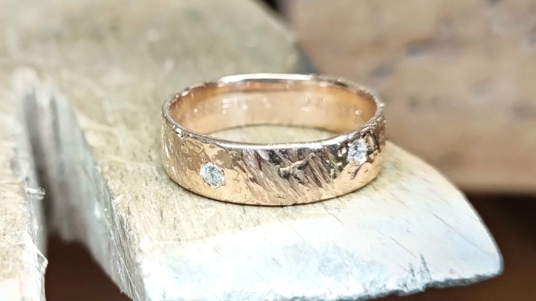 Bague en or rose réticulé avec deux diamants sertis