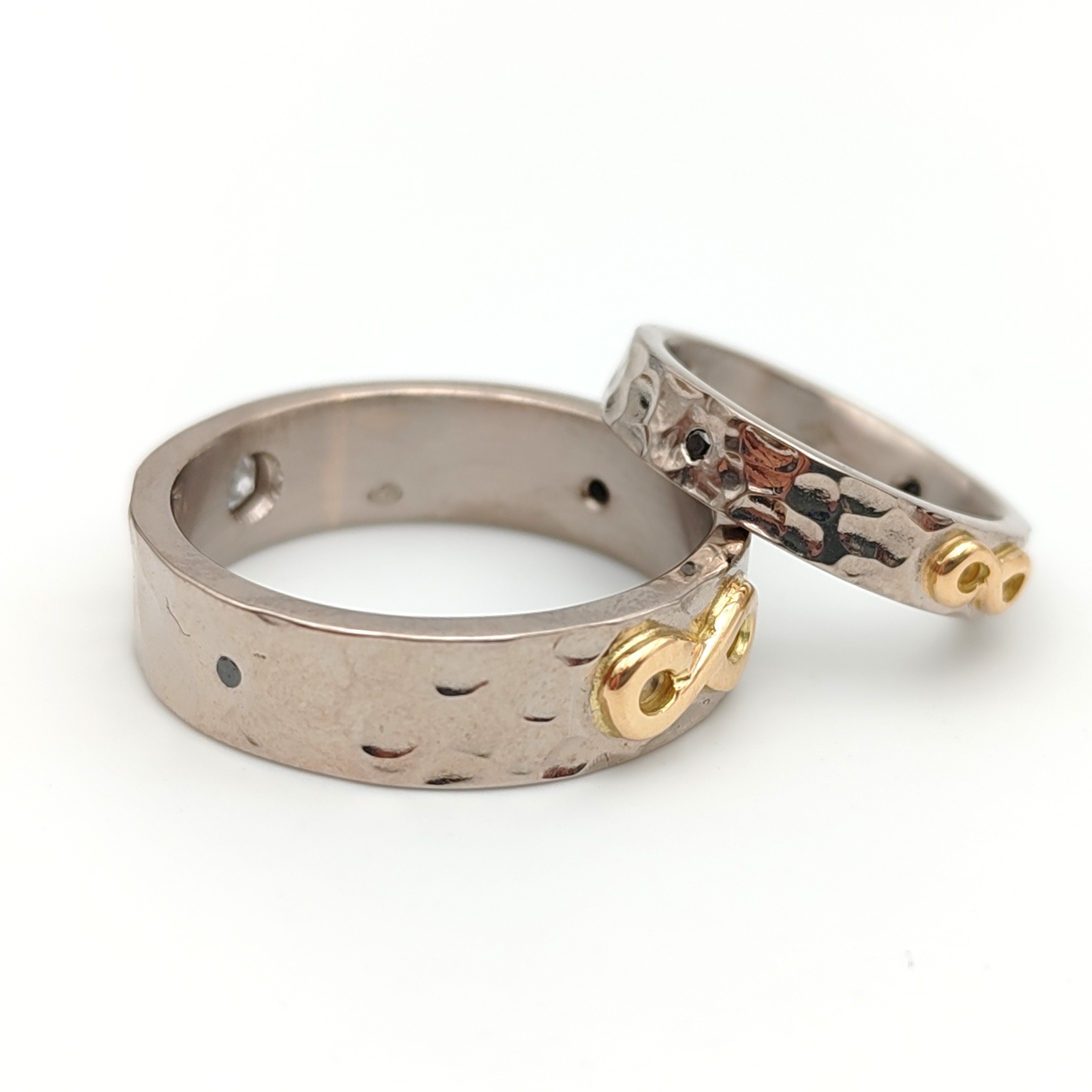 Bagues or gris palladié avec un symbole infini sculpté en or jaune et diamants
