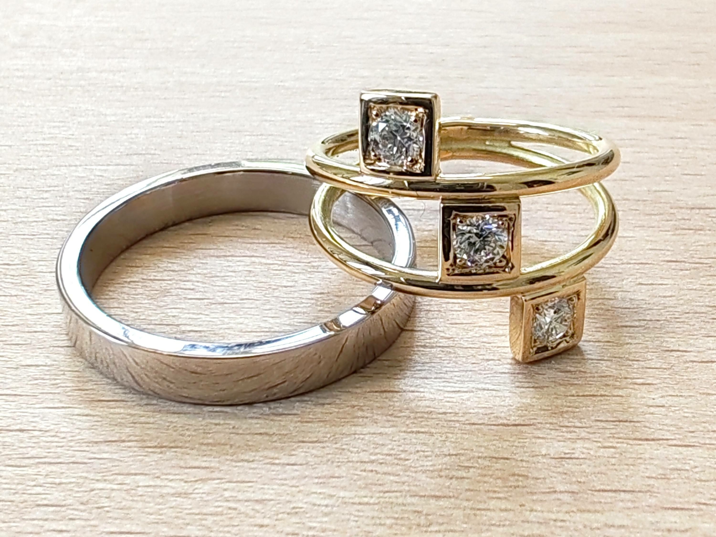 bagues en or gris palladié et or jaune avec diamants sertis grains en carrés 