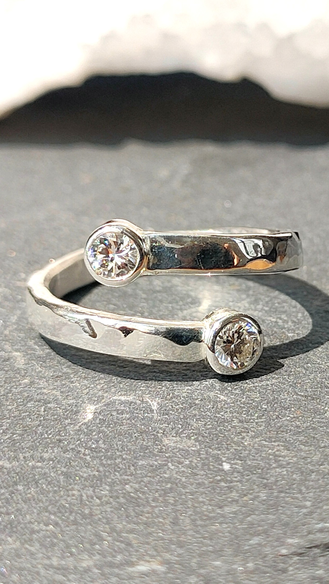 Bague en argent ouverte avec deux diamants sertis 