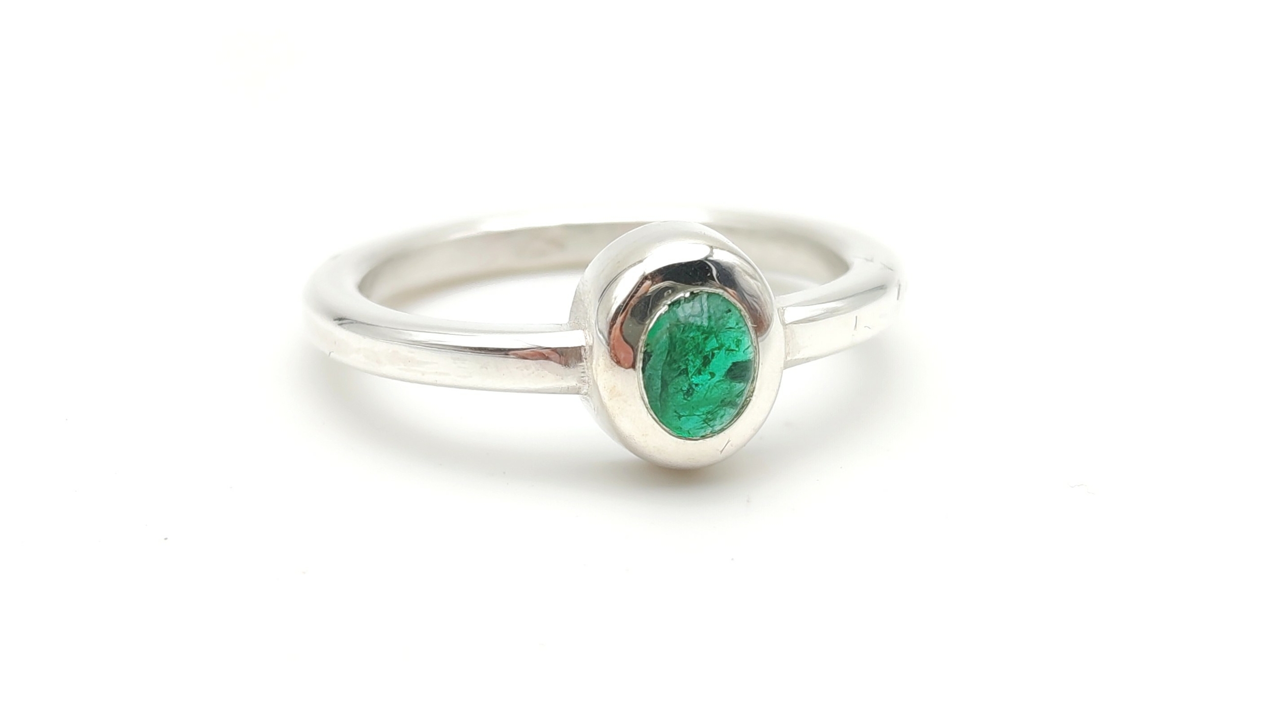 bague en argent avec une émeraude taille cabochon en sertis clos