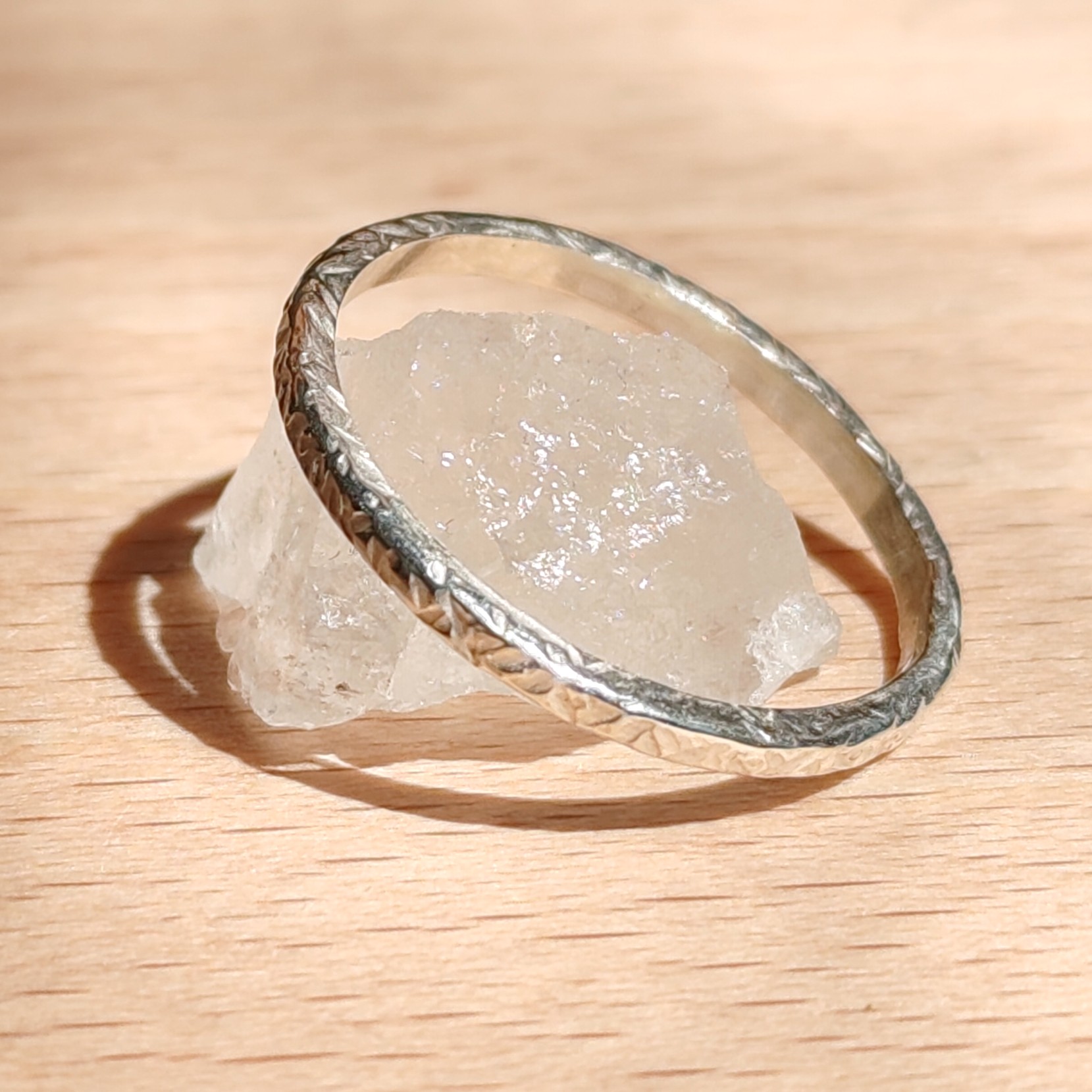 Bague fine en argent martelée 