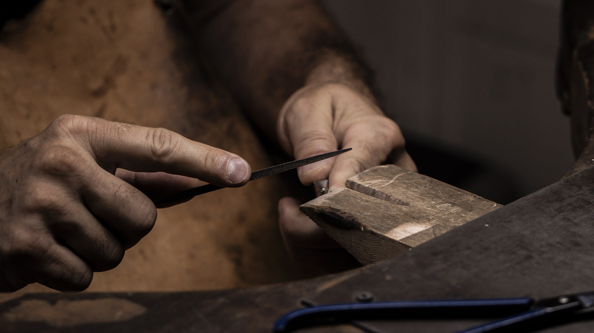 Travail de l'artisan à mon établi dans mon atelier de Valbonne