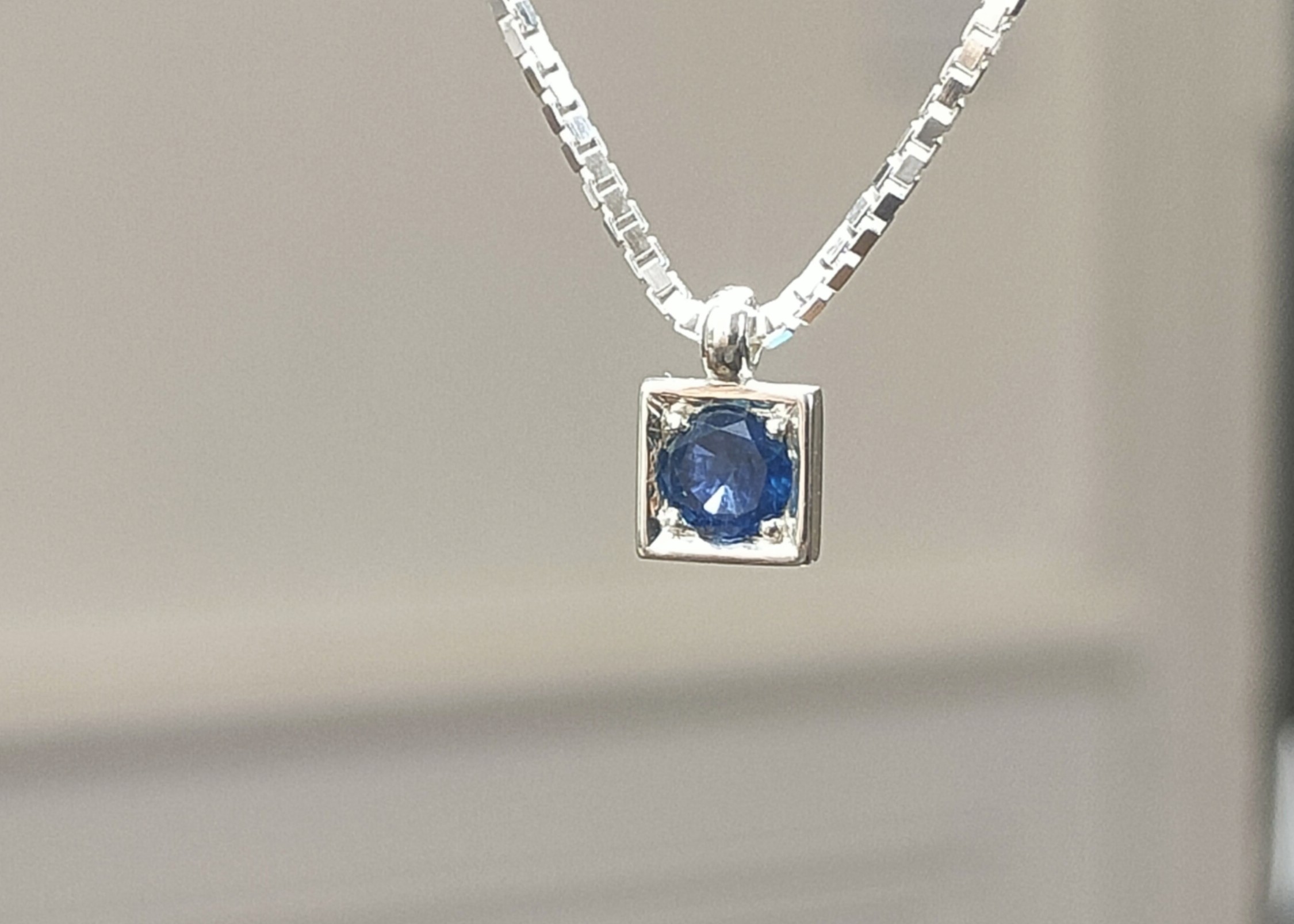 Pendentif en saphir et argent forme carré serti grains