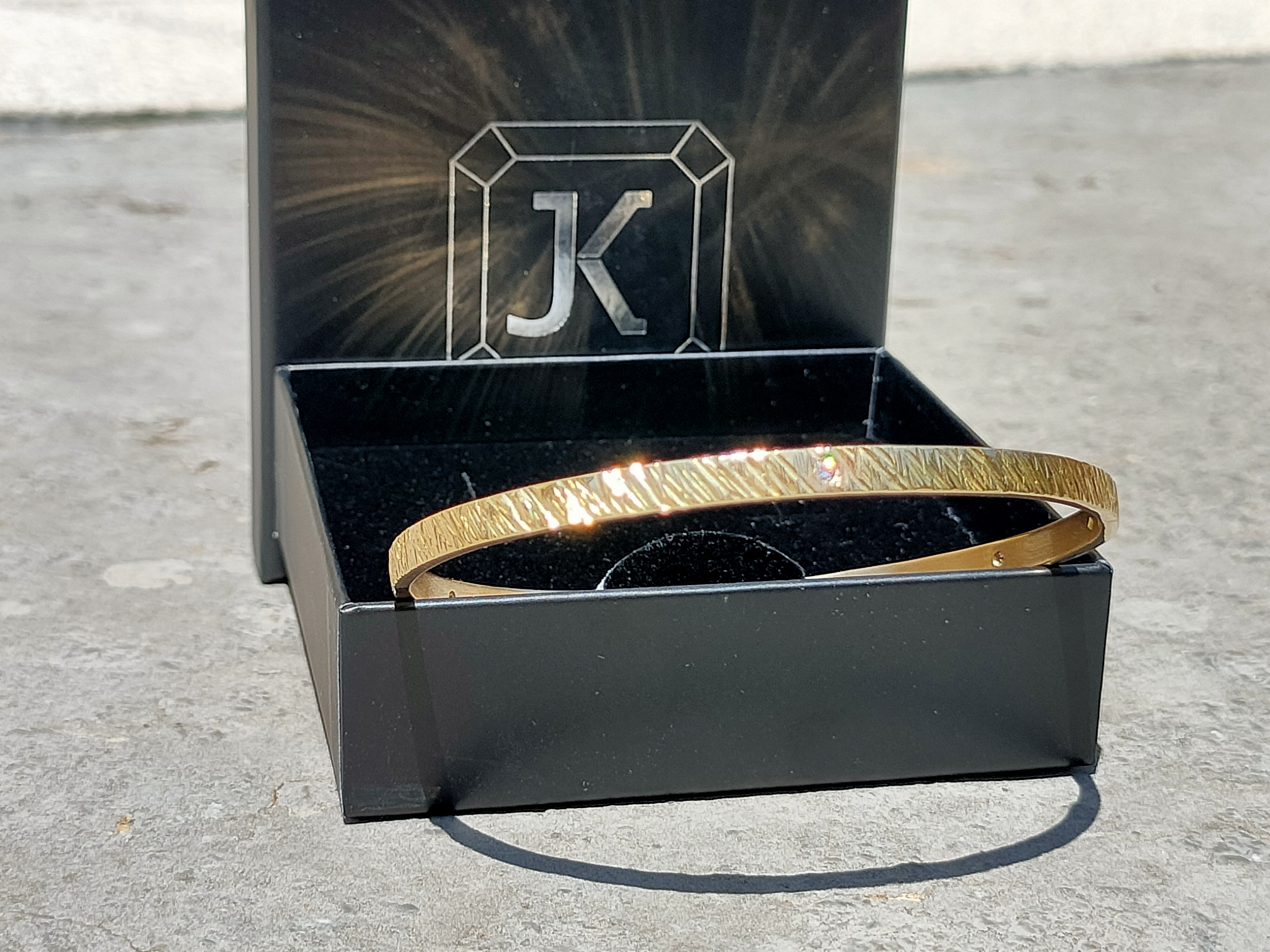 Jonc en or 750 millième martelé avec des diamants sertis