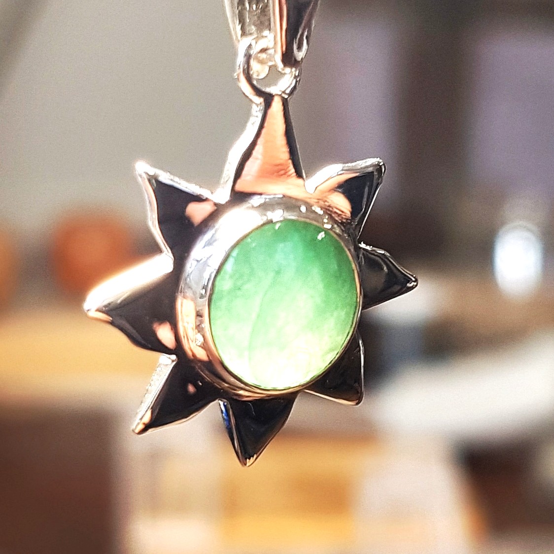 Pendentif soleil en argent et jade