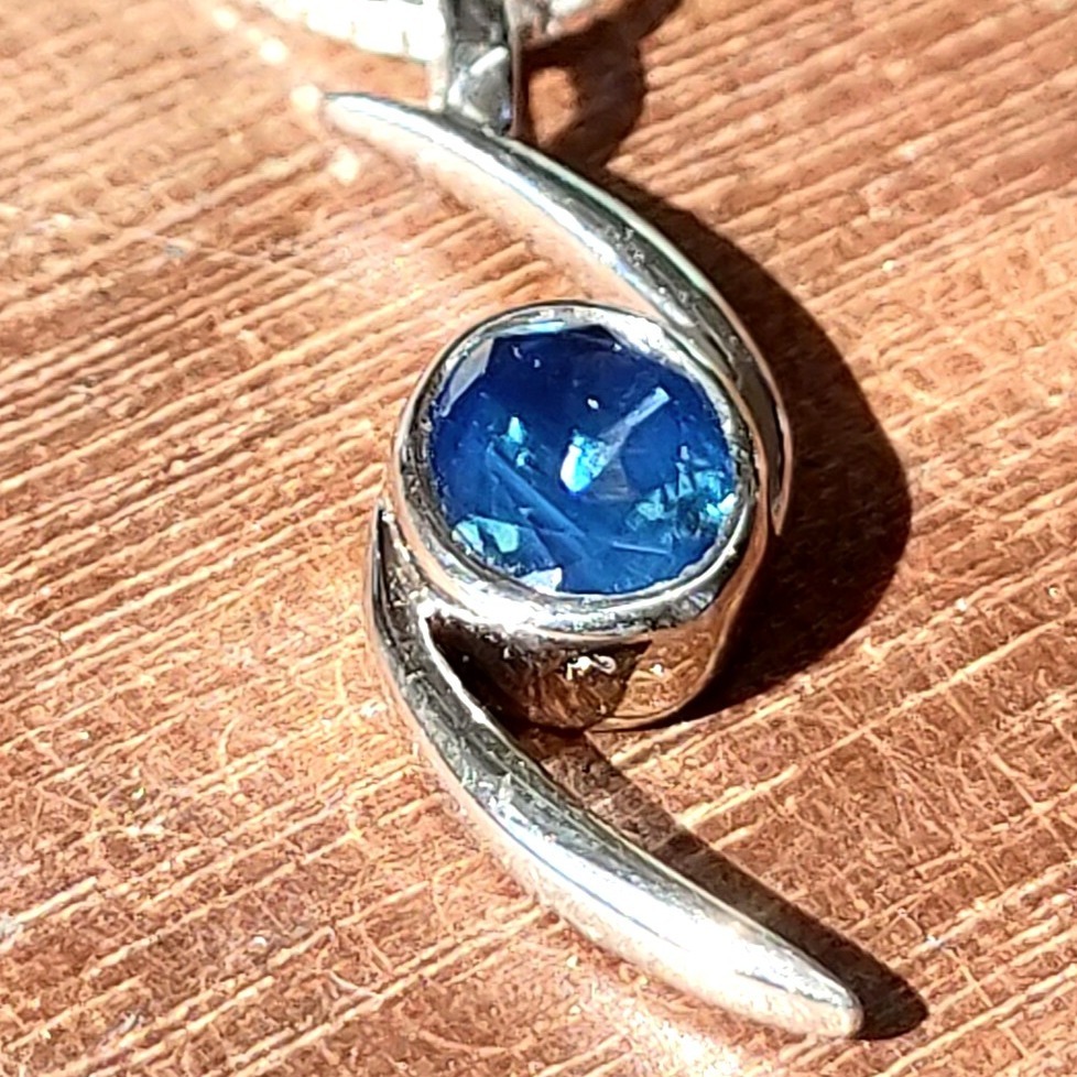 Pendentif en or gris palladié et saphir