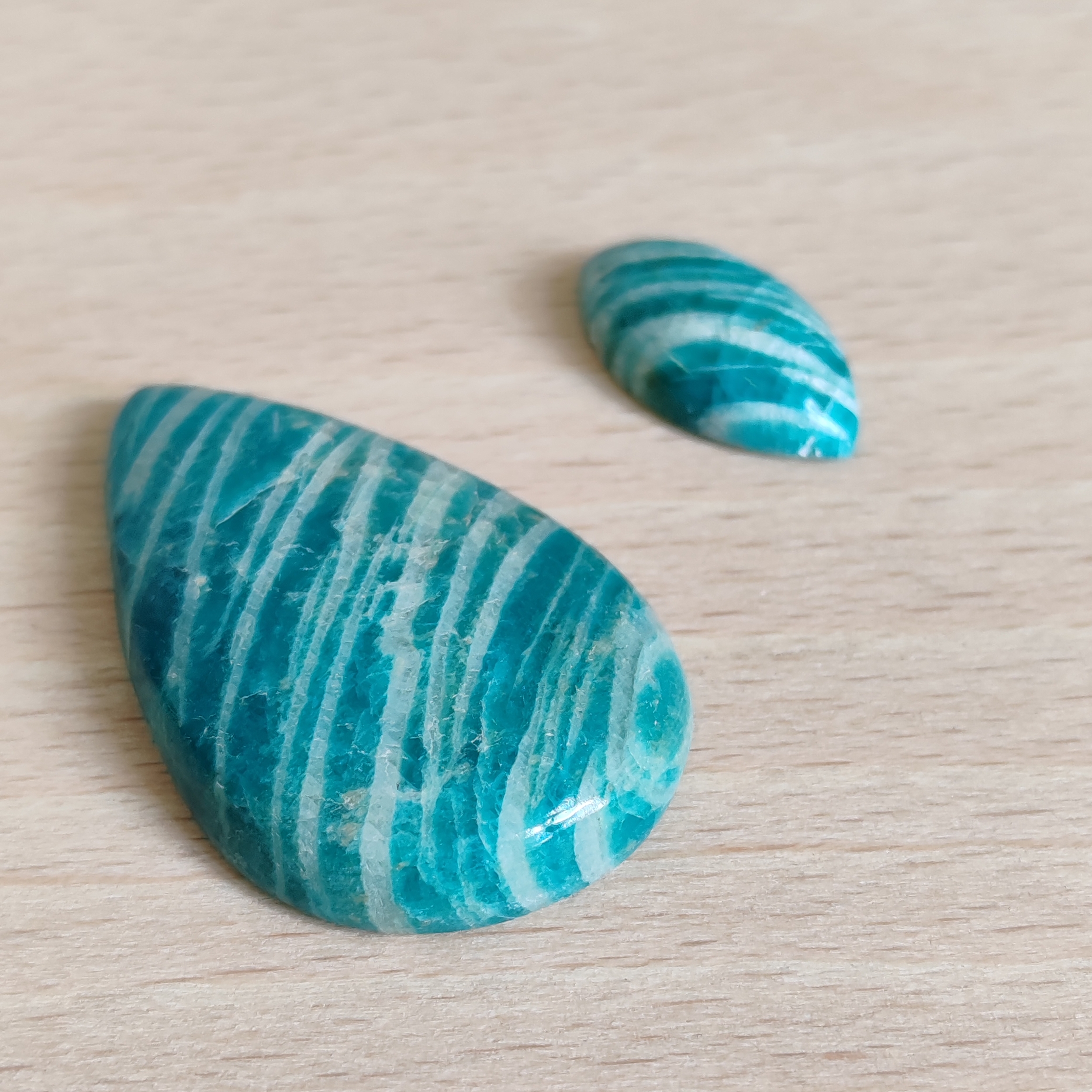 Pierre d'amazonite taille cabochon sélectionnée pour création de bijou sur mesure à Valbonne