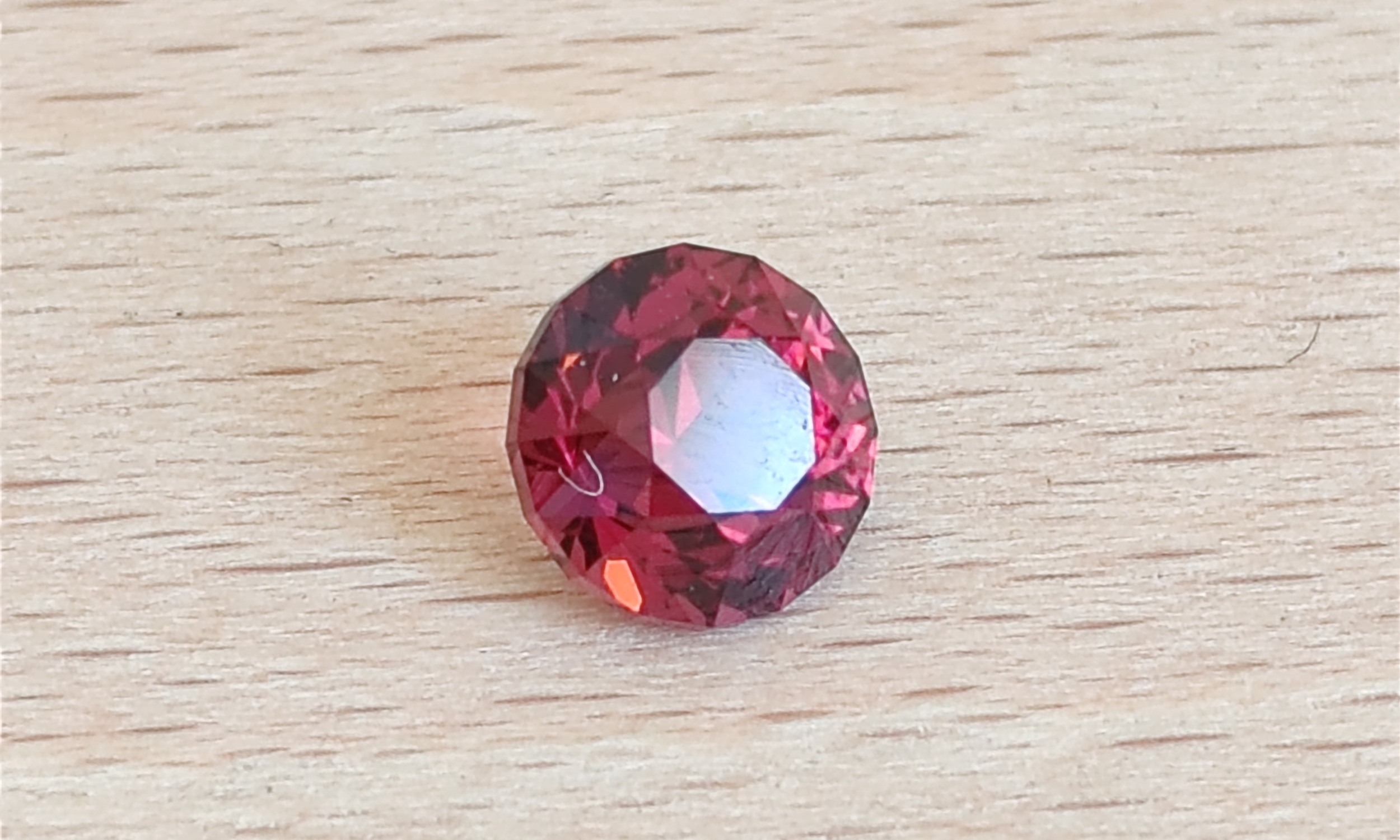 Grenat taille brillant, gemme rouge profond pour la réalisation d'une bague artisanale