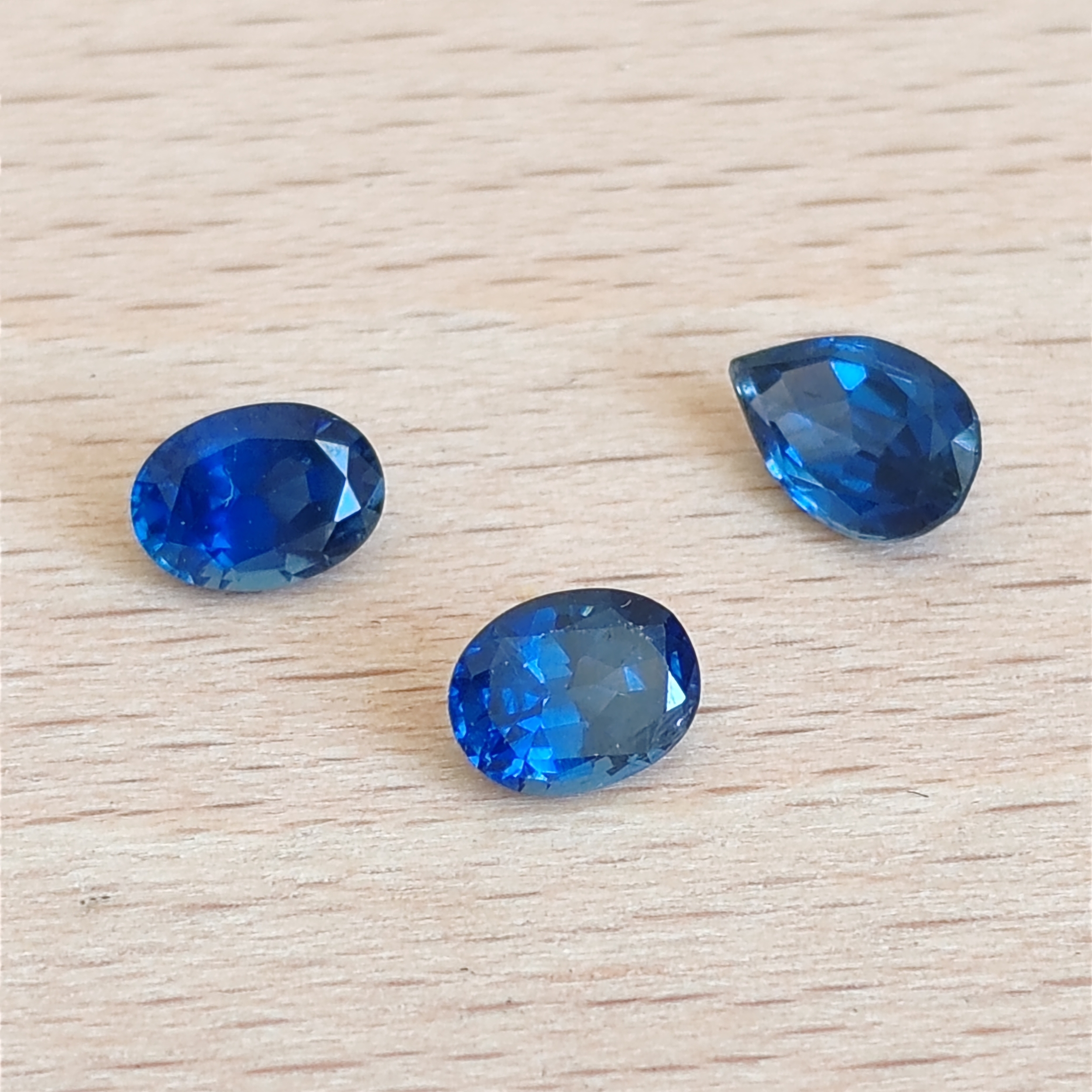 Saphir bleu profond facetté, pierre précieuse de haute joaillerie pour bagues de fiançailles