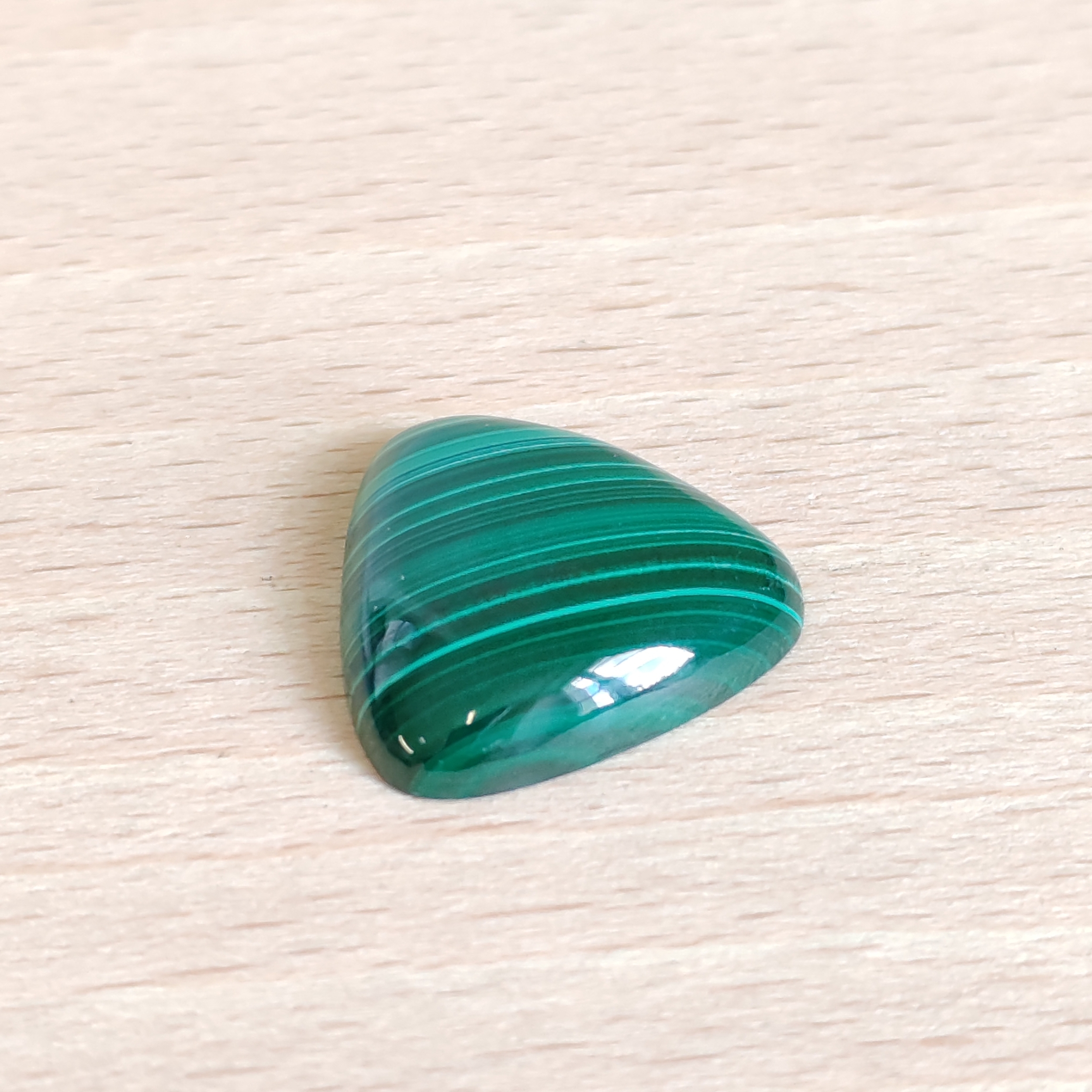 Pierre de malachite verte avec ses stries naturelles, gemme apaisante pour bijoux en goldfilled