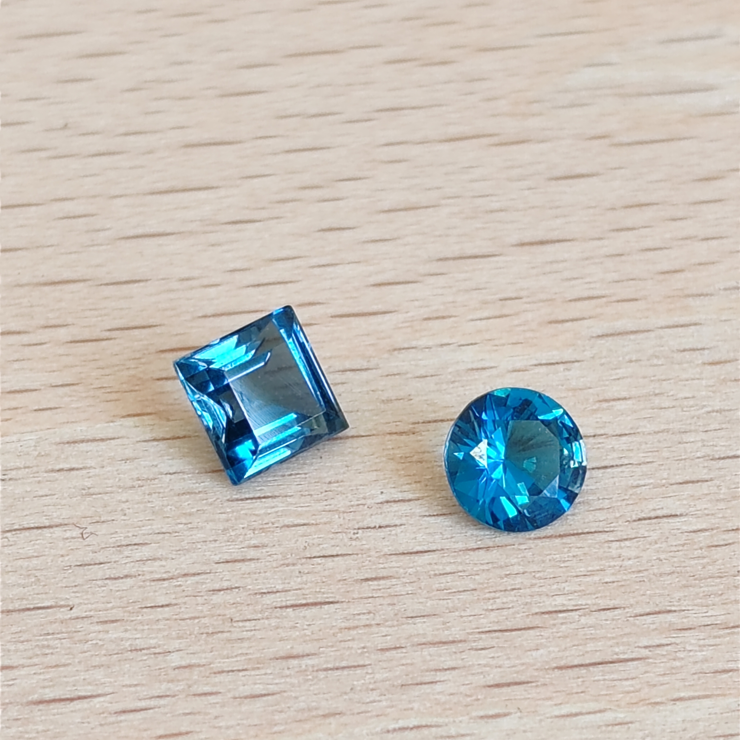 Topaze Blue London facettée, gemme bleue intense pour sertissage sur or ou argent
