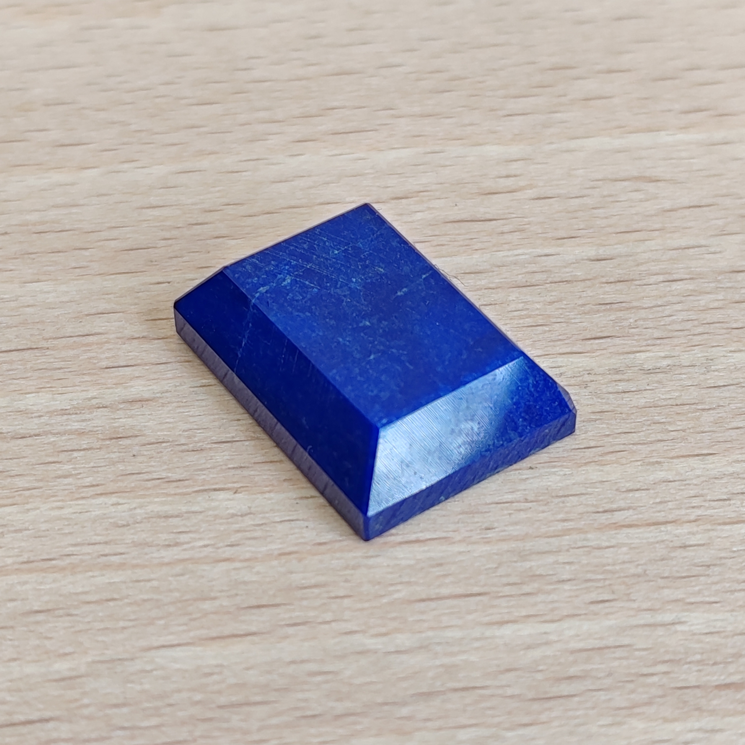 Lapis lazuli bleu profond facetté, pierre fine pour la fabrication d'un bijou artisanal