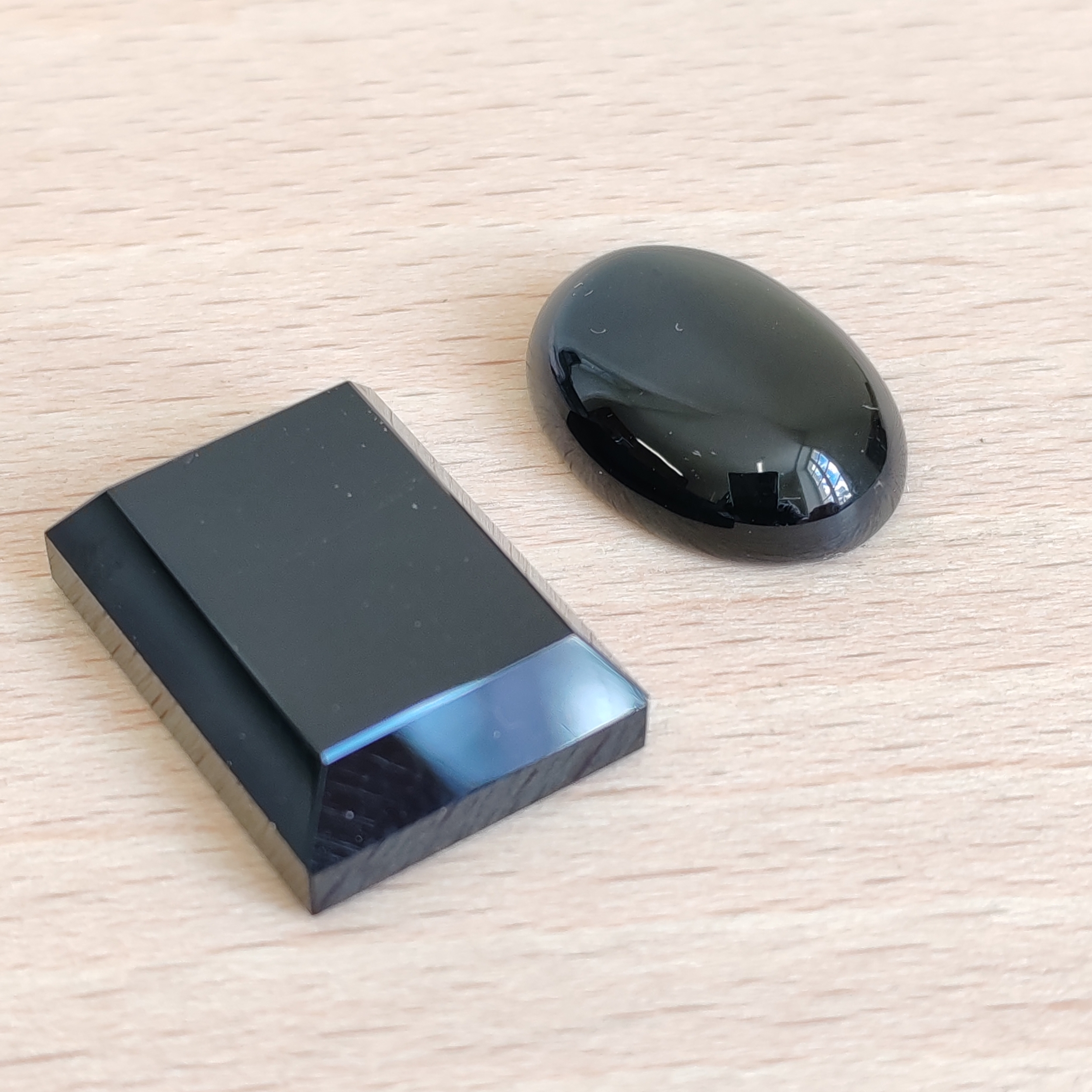 Onyx noir taille cabochon, gemme élégante pour la création d'une chevalière sur mesure