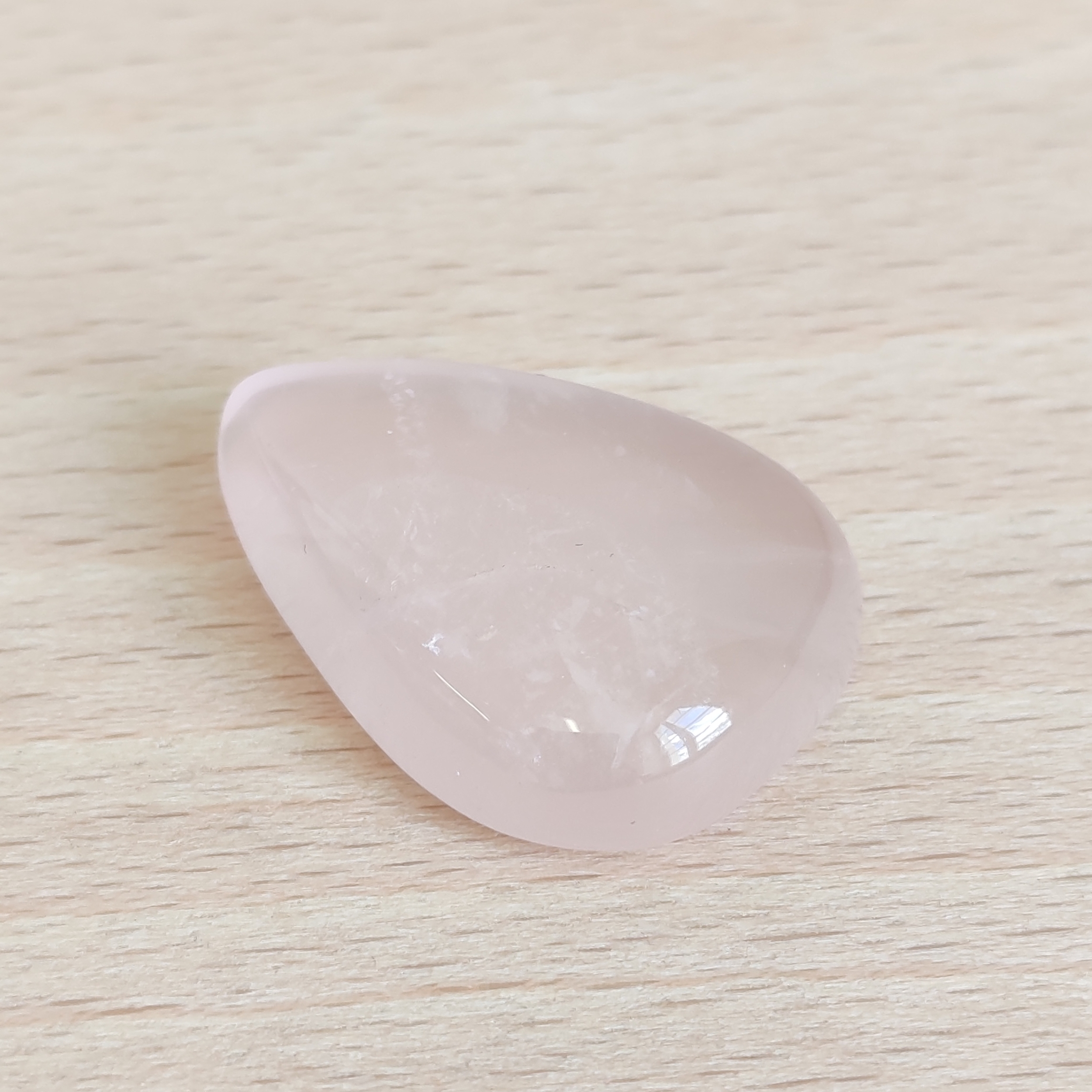 Pierre de quartz rose translucide, gemme de l'amour inconditionnel pour la joaillerie