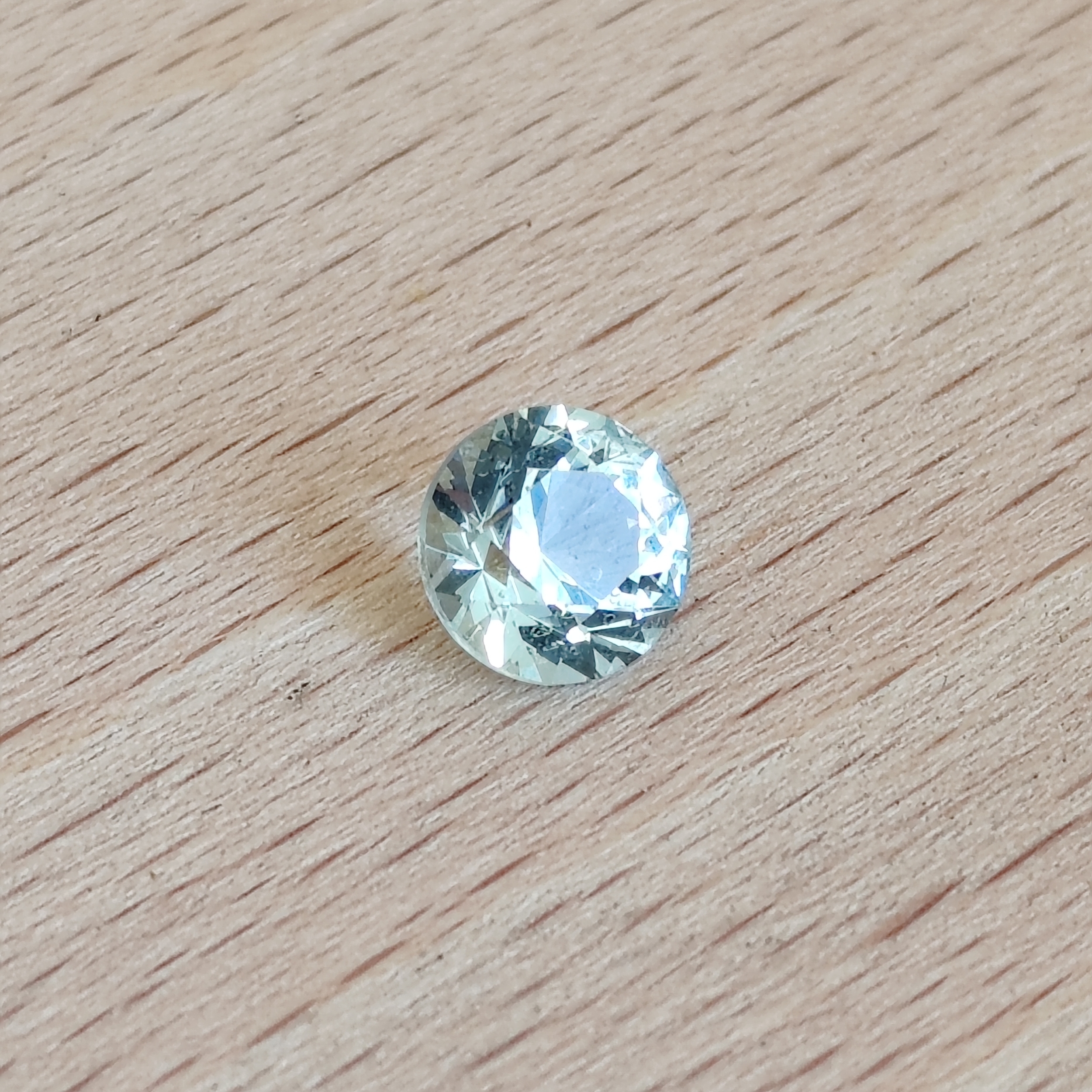 Aigue-marine : Pierre fine d'aigue-marine bleu clair, utilisée pour la création de bijoux artisanaux et apaisants