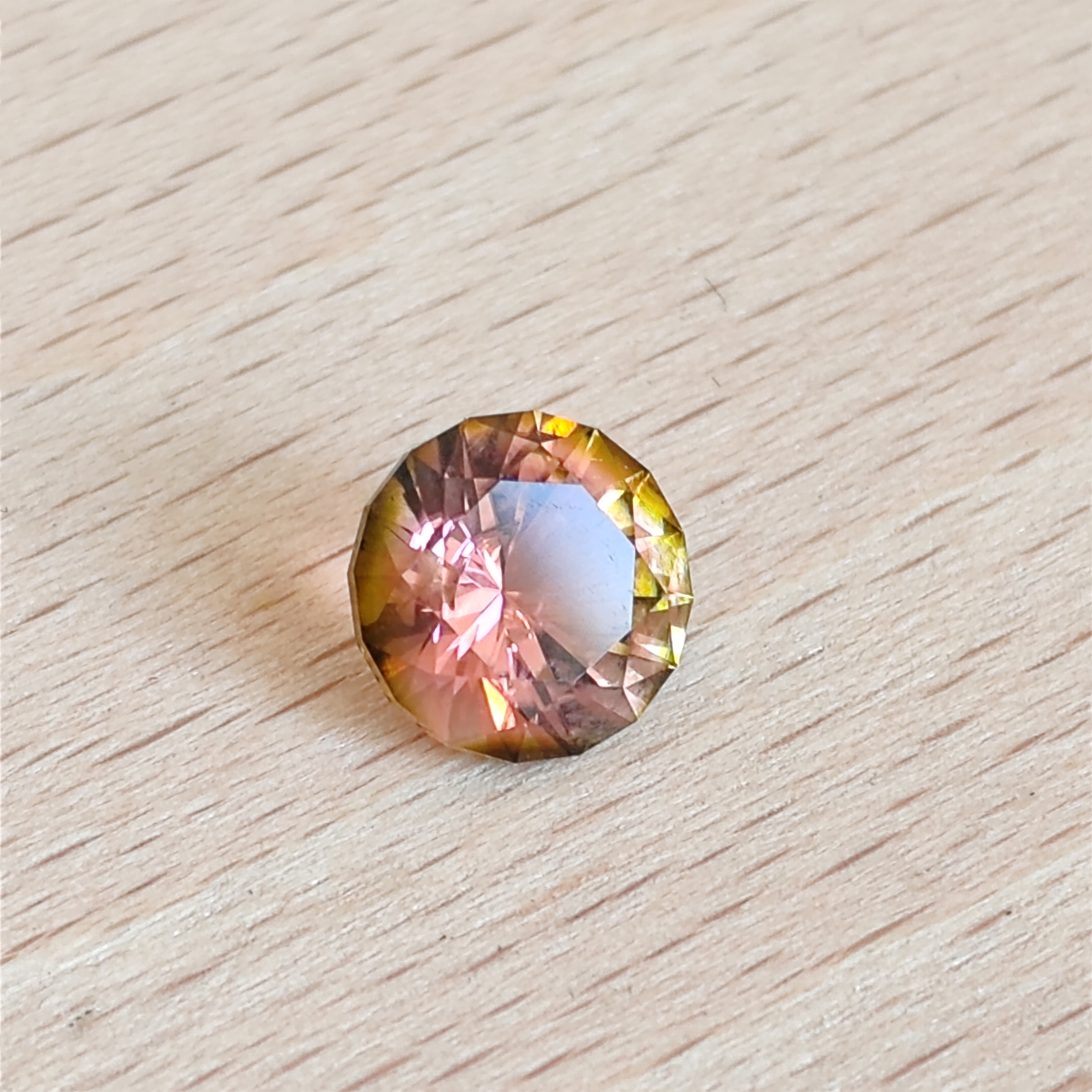 Tourmaline melon d'eau taille brillant, gemme bicolore pour réalisation de haute joaillerie