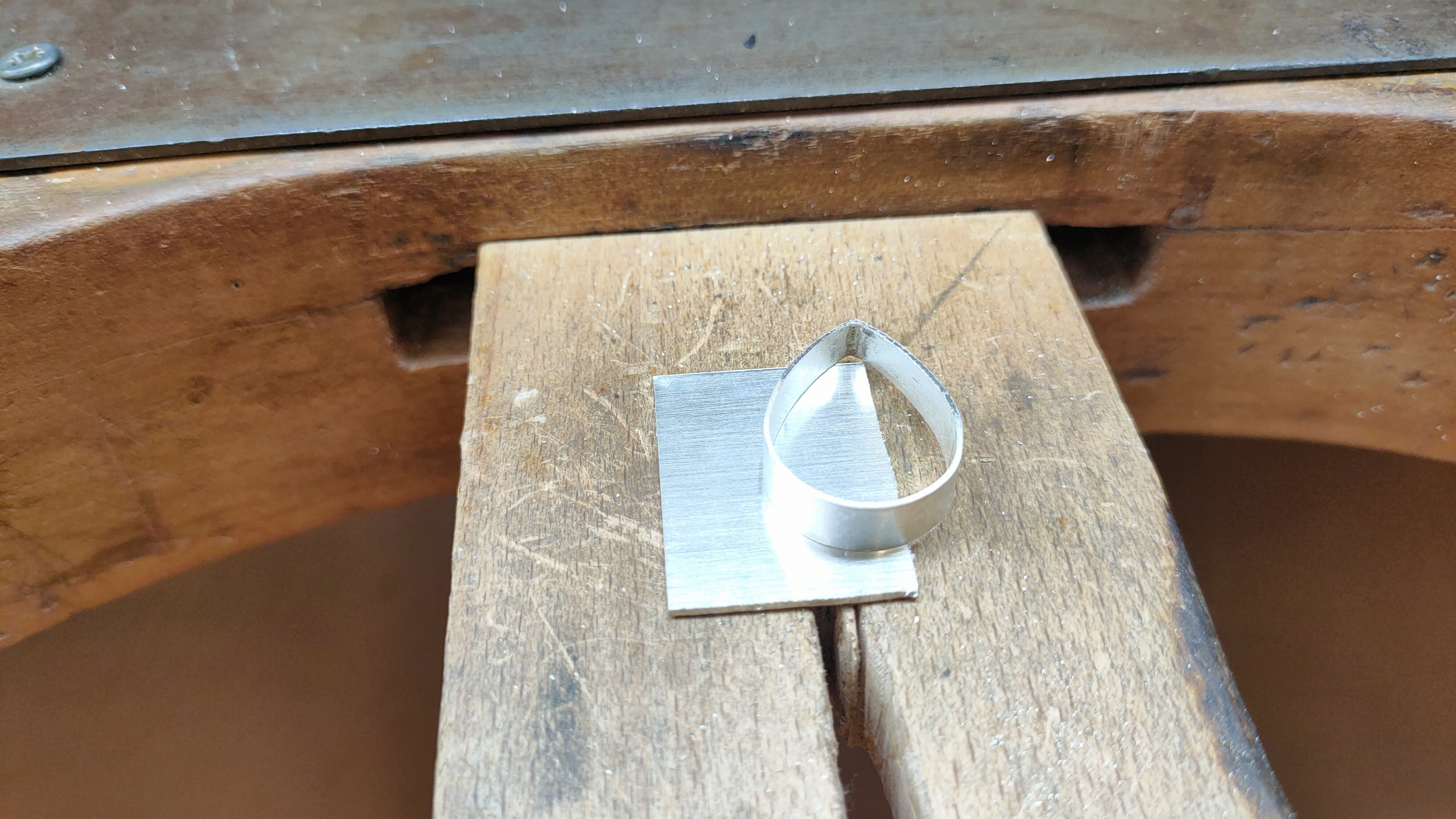 Début de fabrication d'un pendentif sur mesure en quartz rose à l'atelier de Valbonne