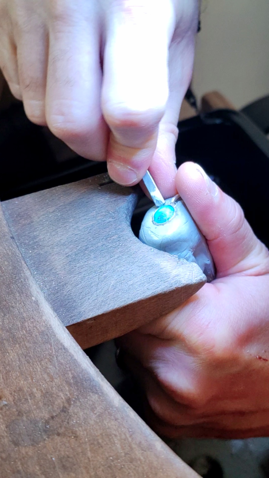 Travail de sertissage en cours sur un pendentif en turquoise et or 750 à l'atelier Bijouterie JK