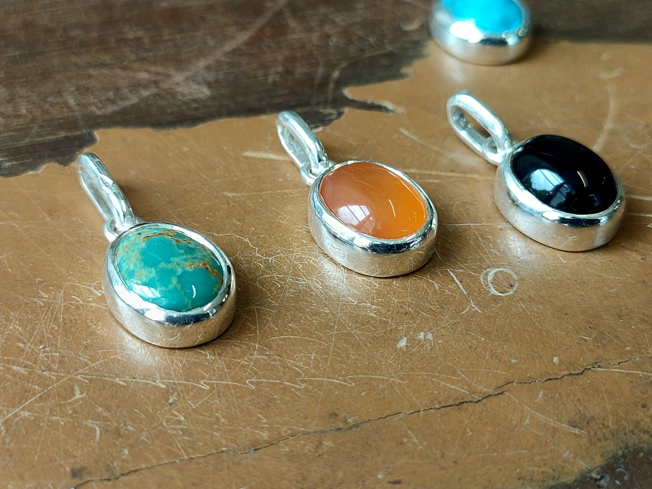 Exemple de réalisations artisanales : sélection de pendentifs cabochons faits main et sertis sur argent 925