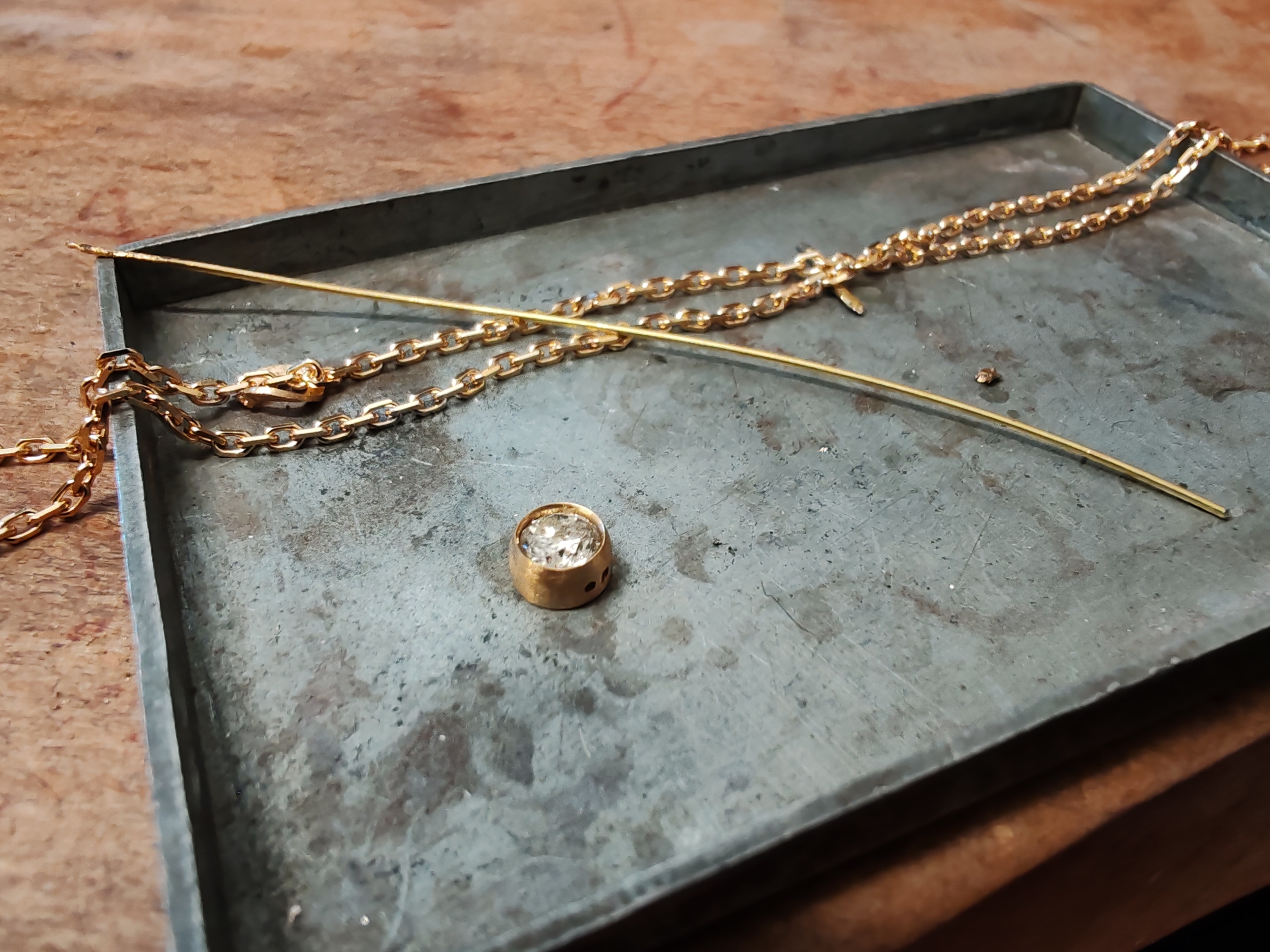 Préparation des éléments en or 750 pour la fabrication d'un bracelet sur mesure avec diamant