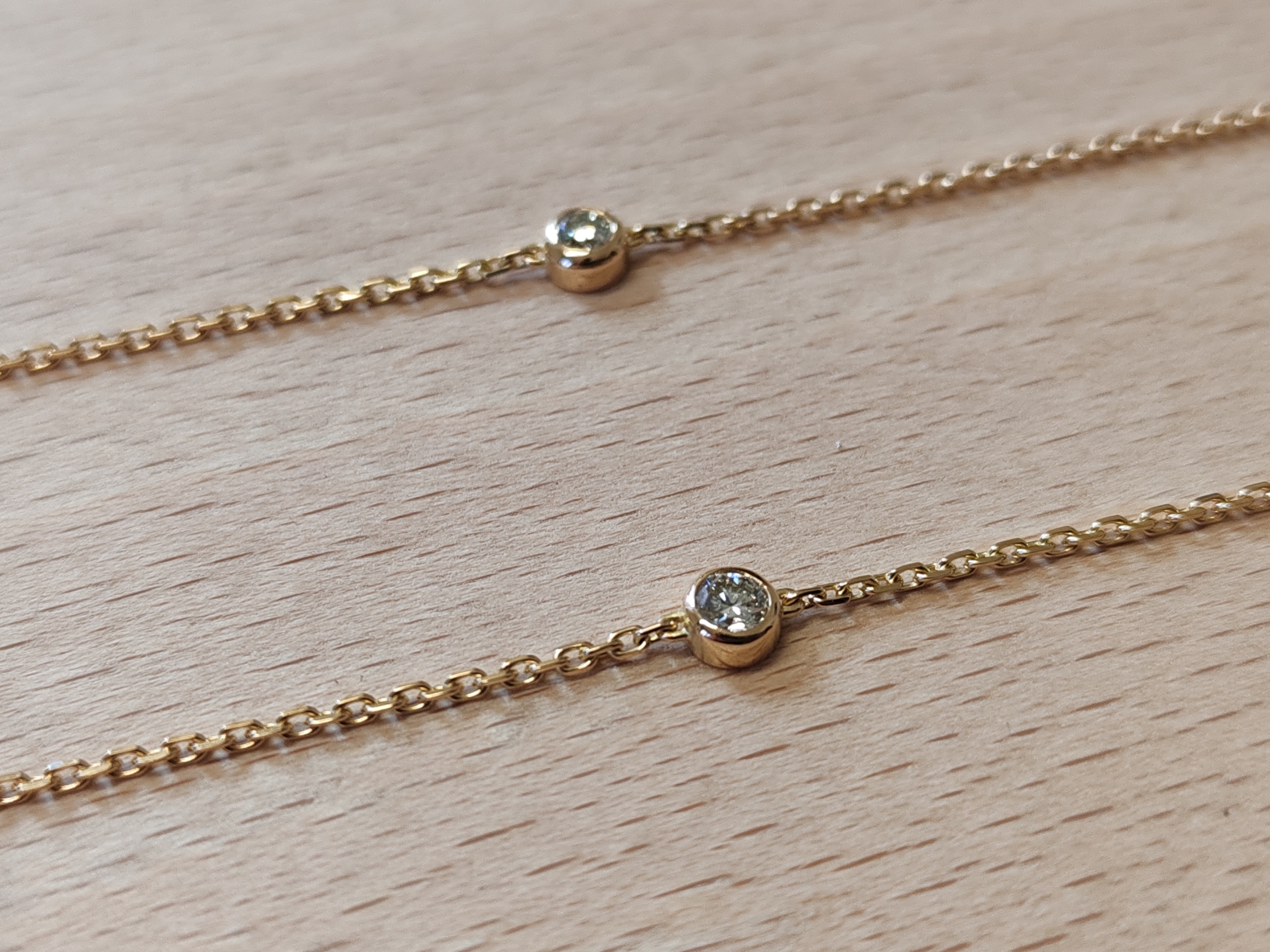Créations terminées : bracelets sur mesure en or 750 millième ornés de diamants sertis clos