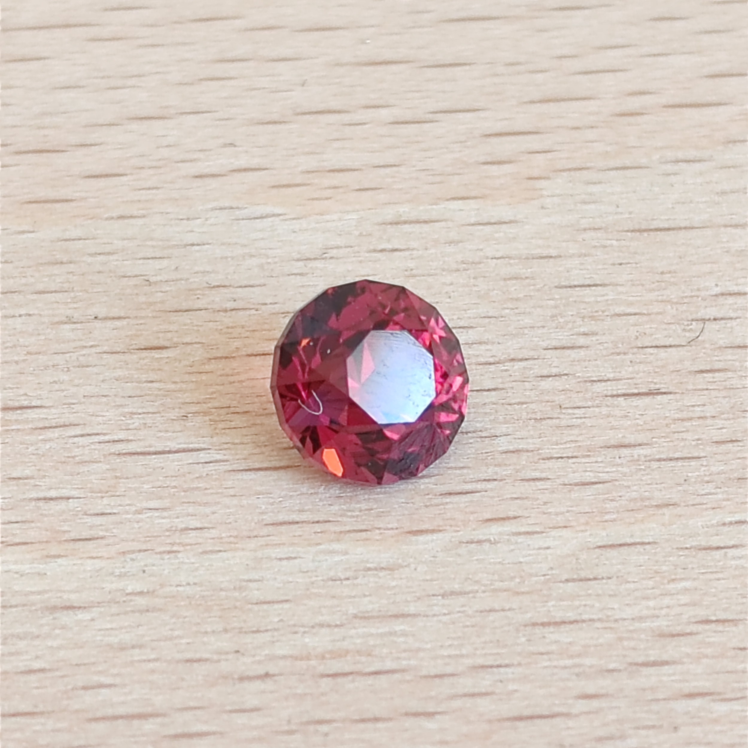 Pierre de grenat rouge facettée, gemme éclatante pour créations de bijoux uniques à Valbonne