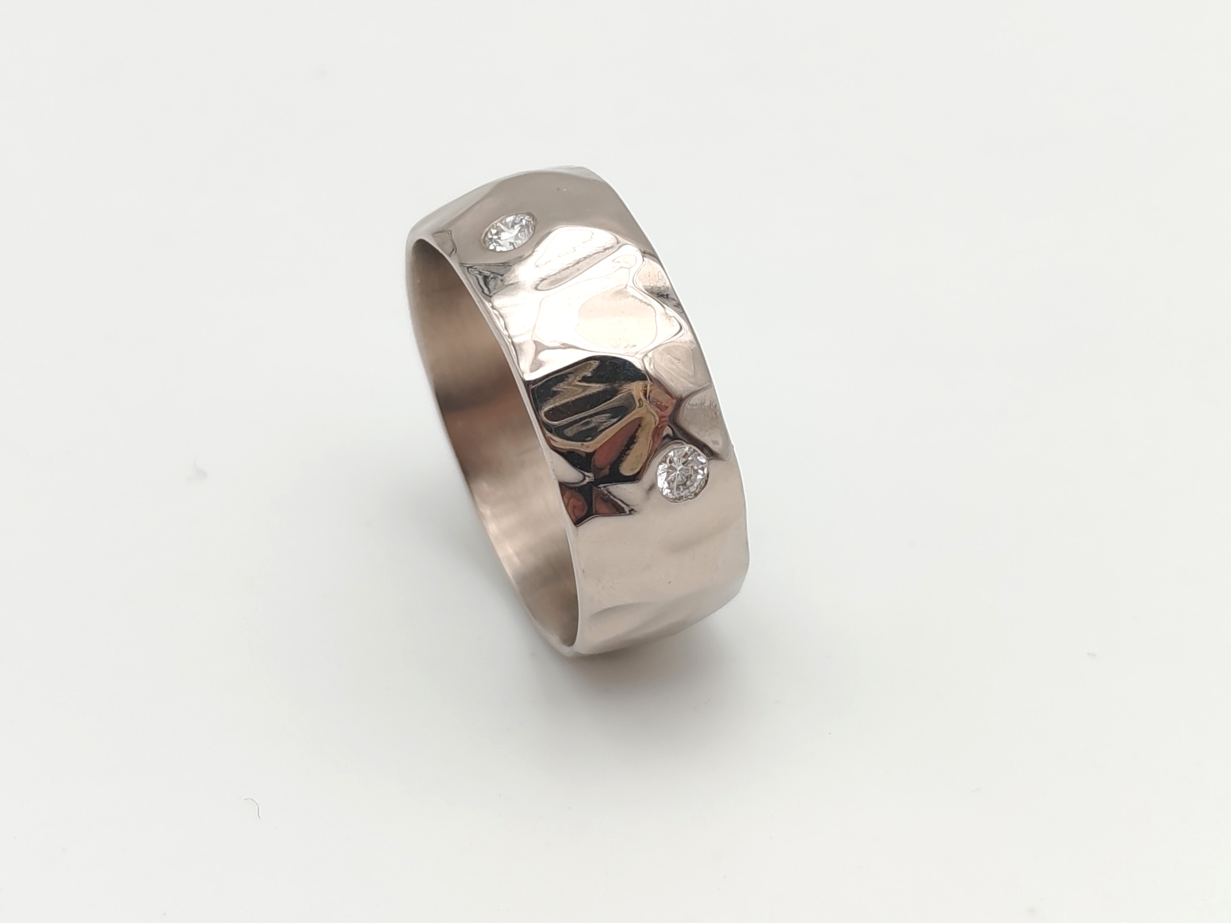 Bague martelée en or gris palladié et diamants 
