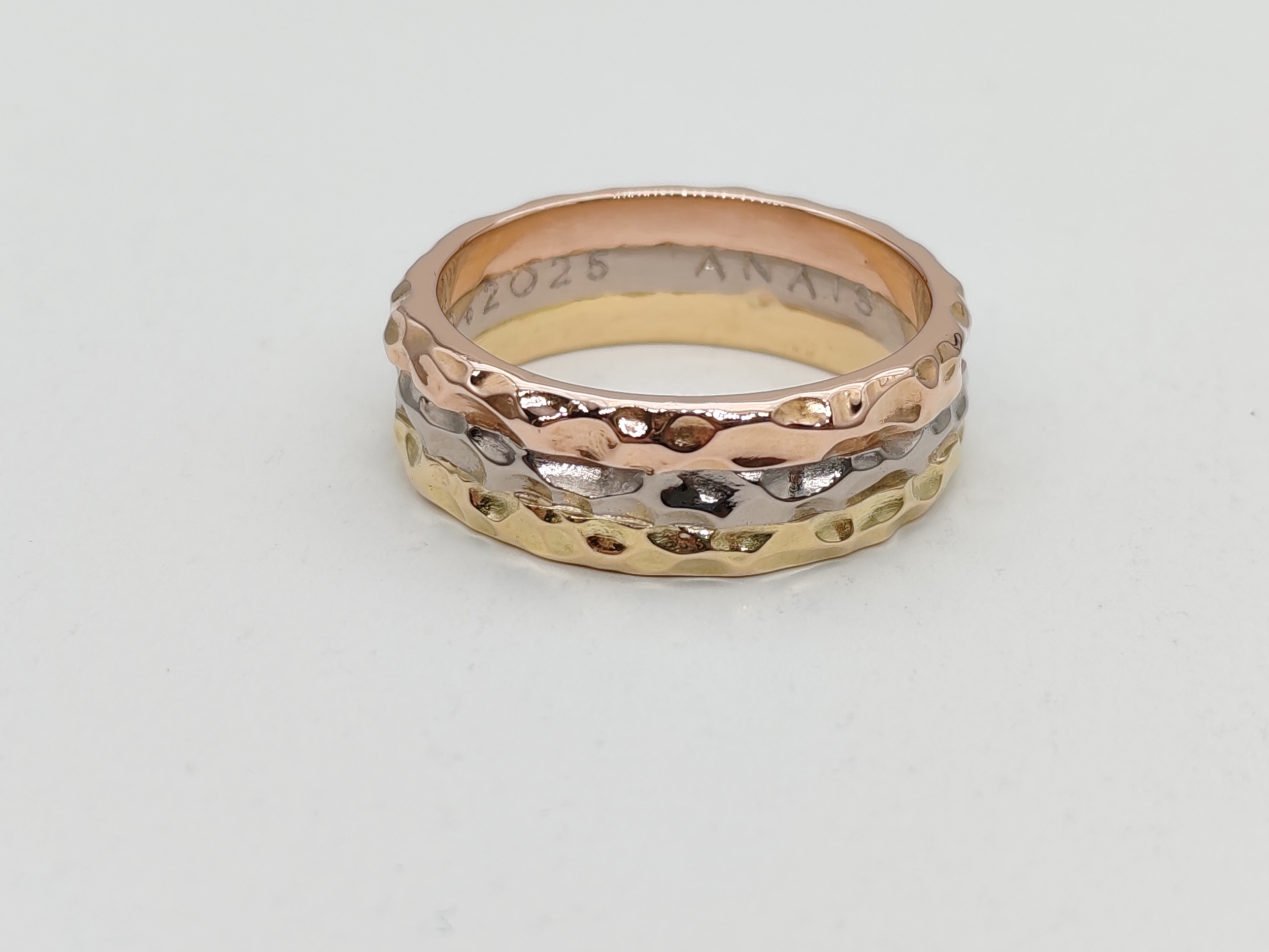 Bague homme trois or 750 martelée 