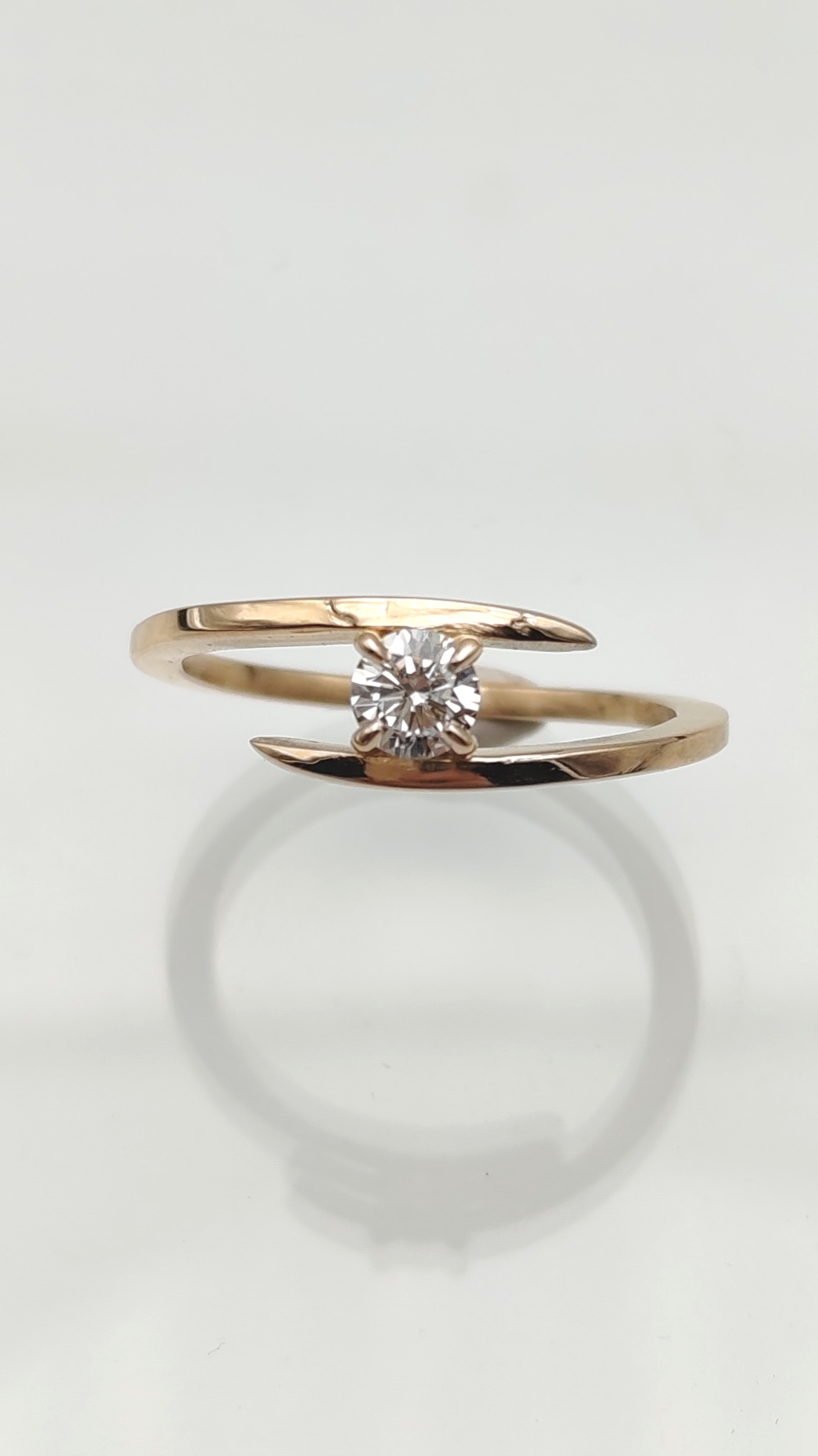Bague or jaune et diamants griffes sculptées à la main
