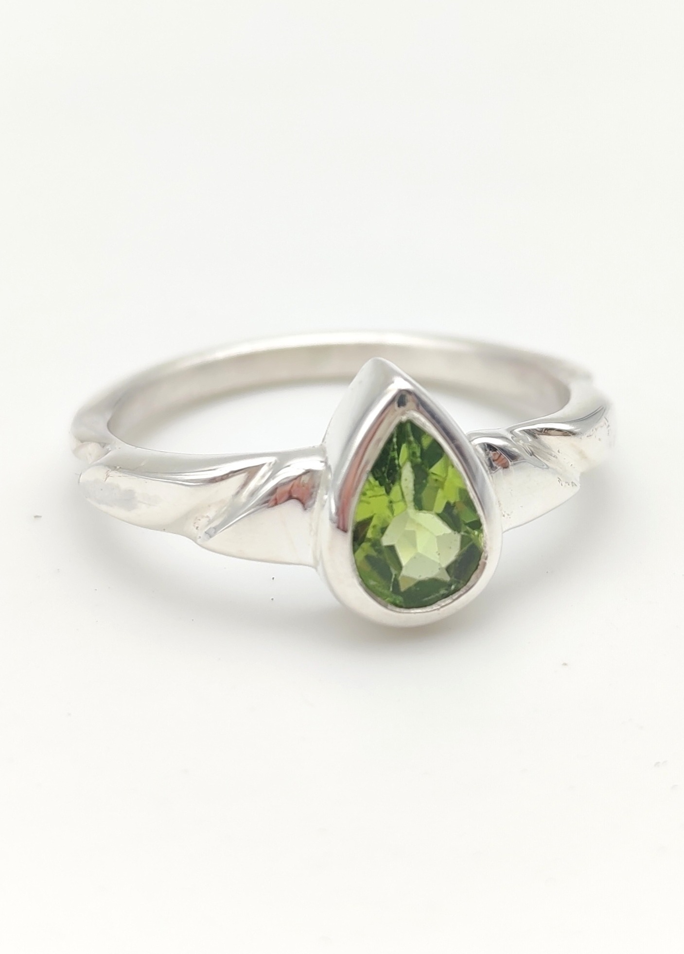 Bague argent 925 péridot taille poire serti clos