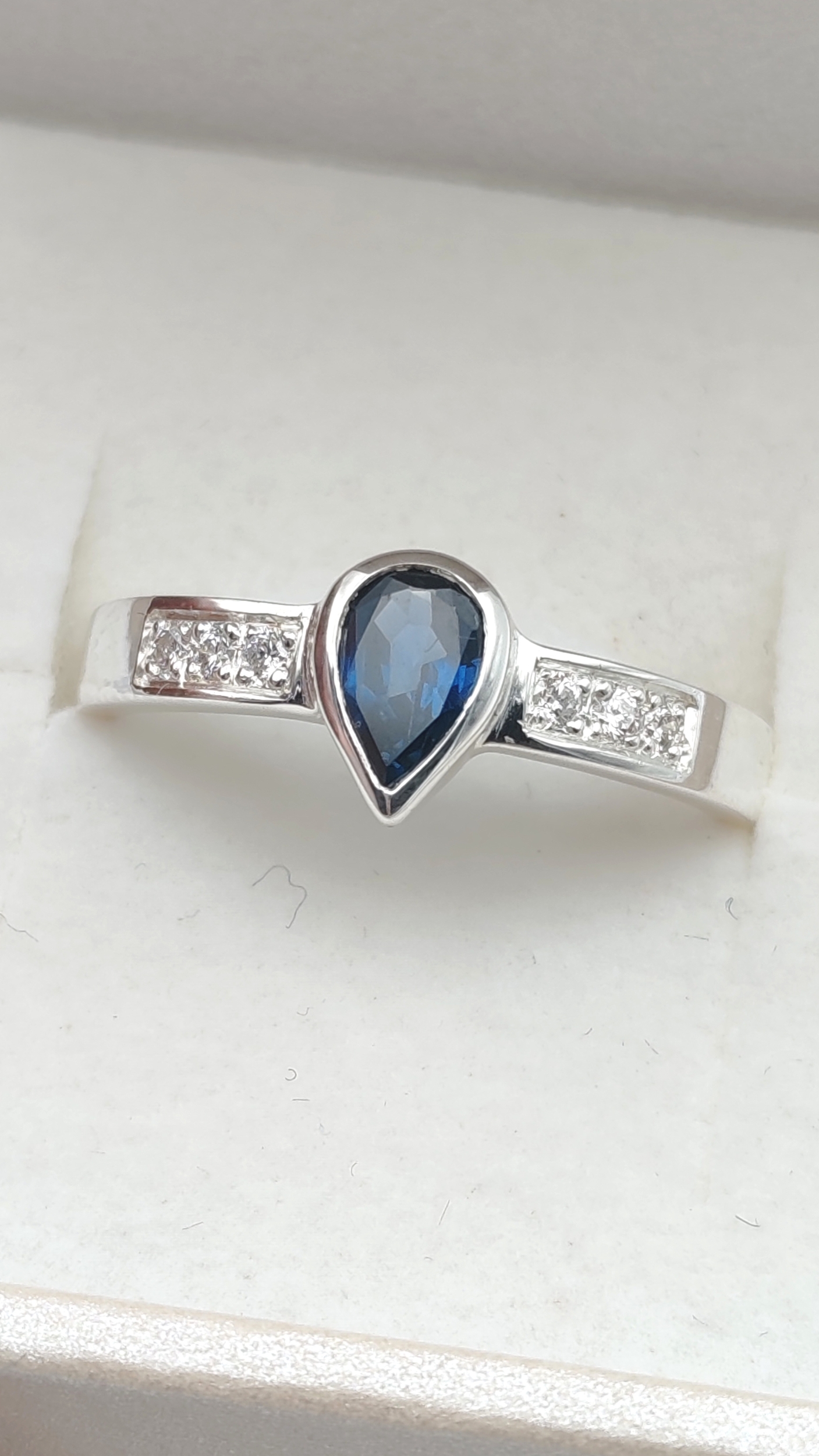 Bague argent 925 saphir taille poire serti clos et diamants