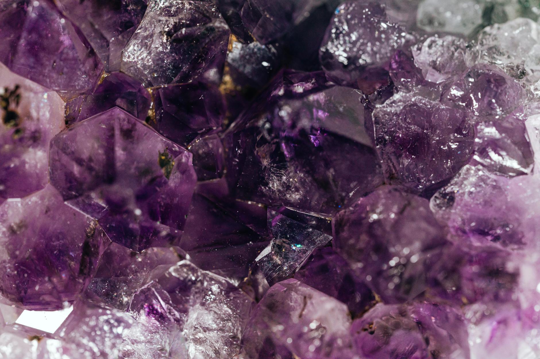 Gros plan sur une pierre d'améthyste violette, idéale pour la lithothérapie et la joaillerie
