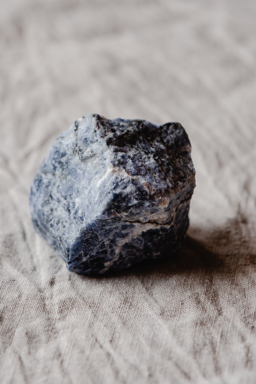 Apatite brute aux nuances bleues profondes, sélectionnée pour des créations joaillières sur mesure