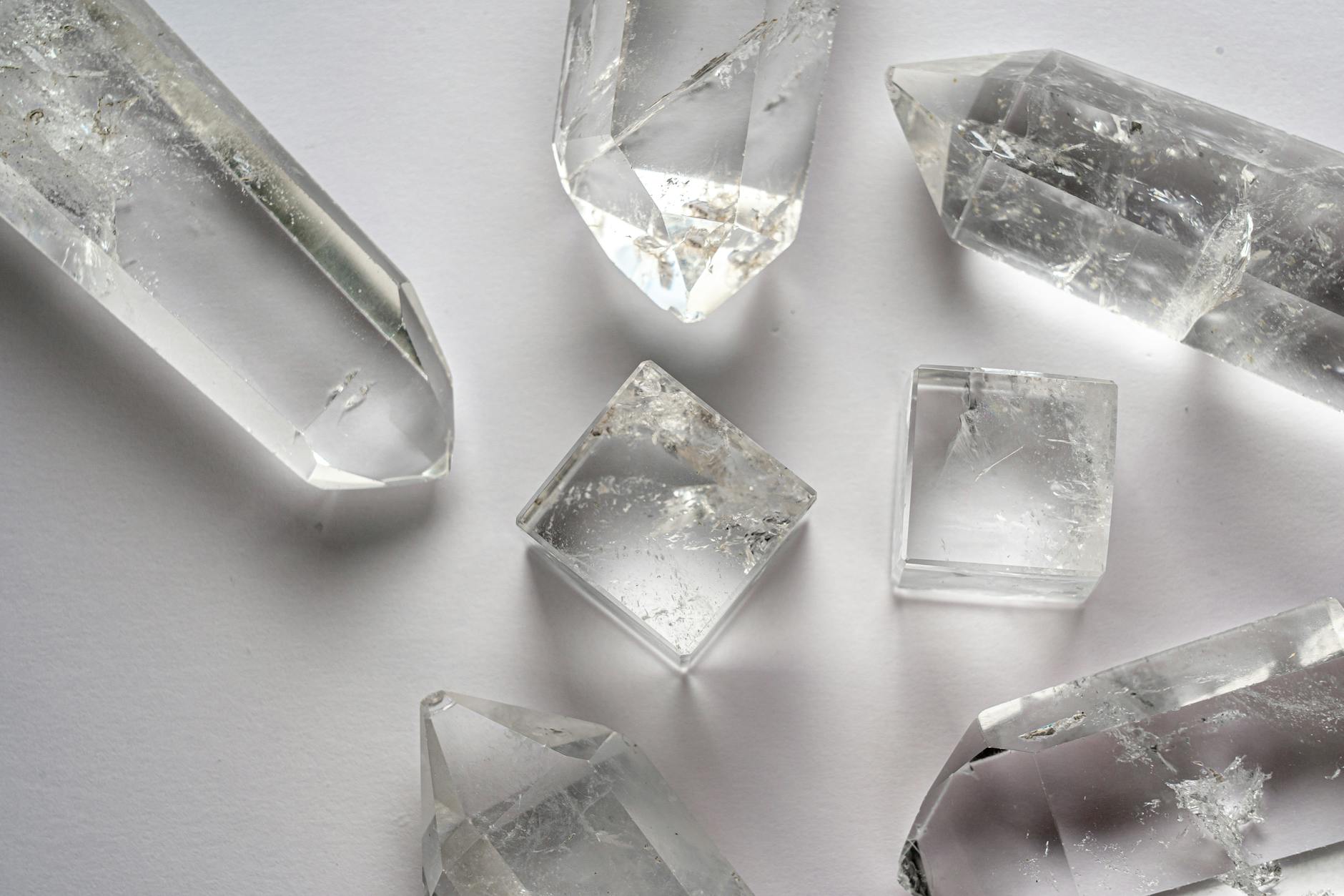 Cristaux purs de cristal de roche, gemme translucide montée sur mesure en atelier