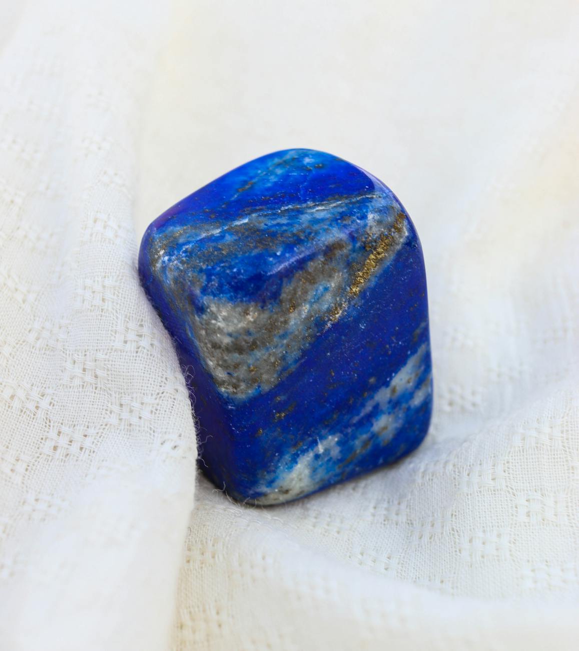 Lapis-lazuli poli d'un bleu profond avec inclusions dorées, sélectionné par votre artisan bijoutier