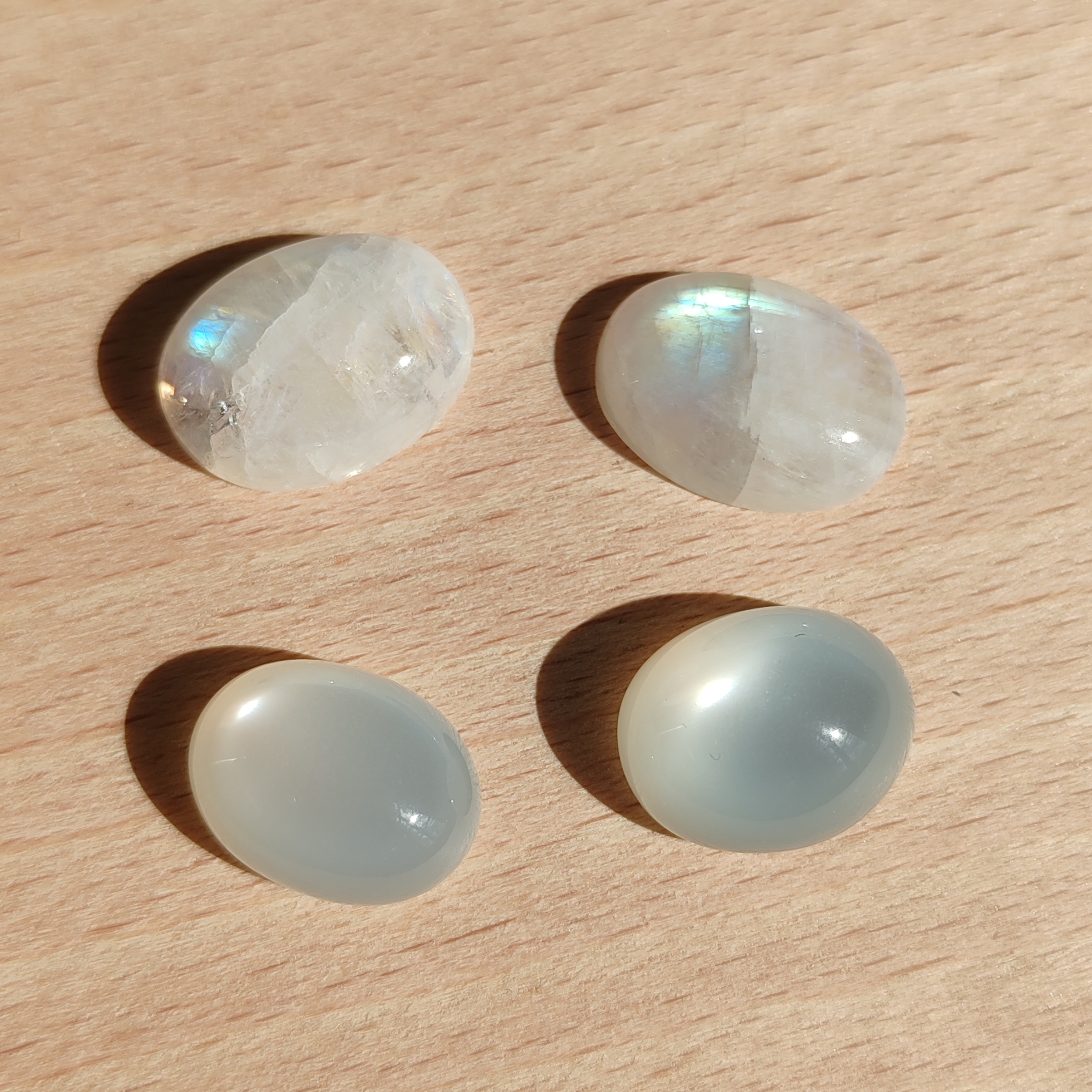 Pierre de lune naturelle aux reflets nacrés, gemme douce pour bijoux féminins faits main