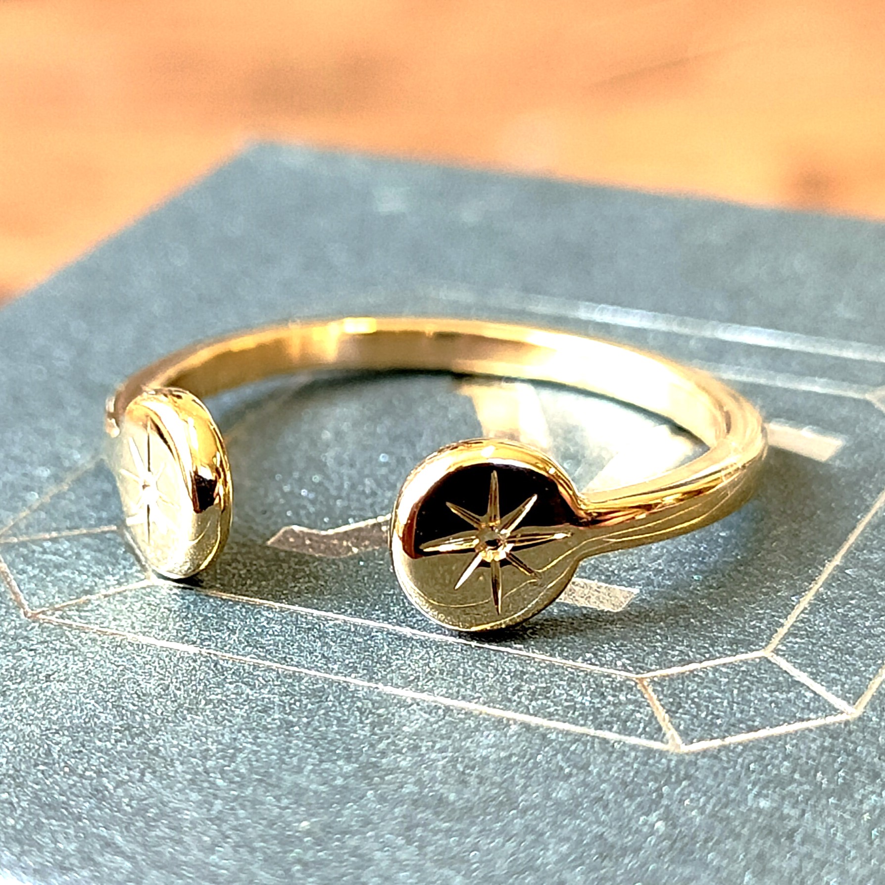 Bague en or jaune 750 millième ouverte avec gravure de deux étoiles