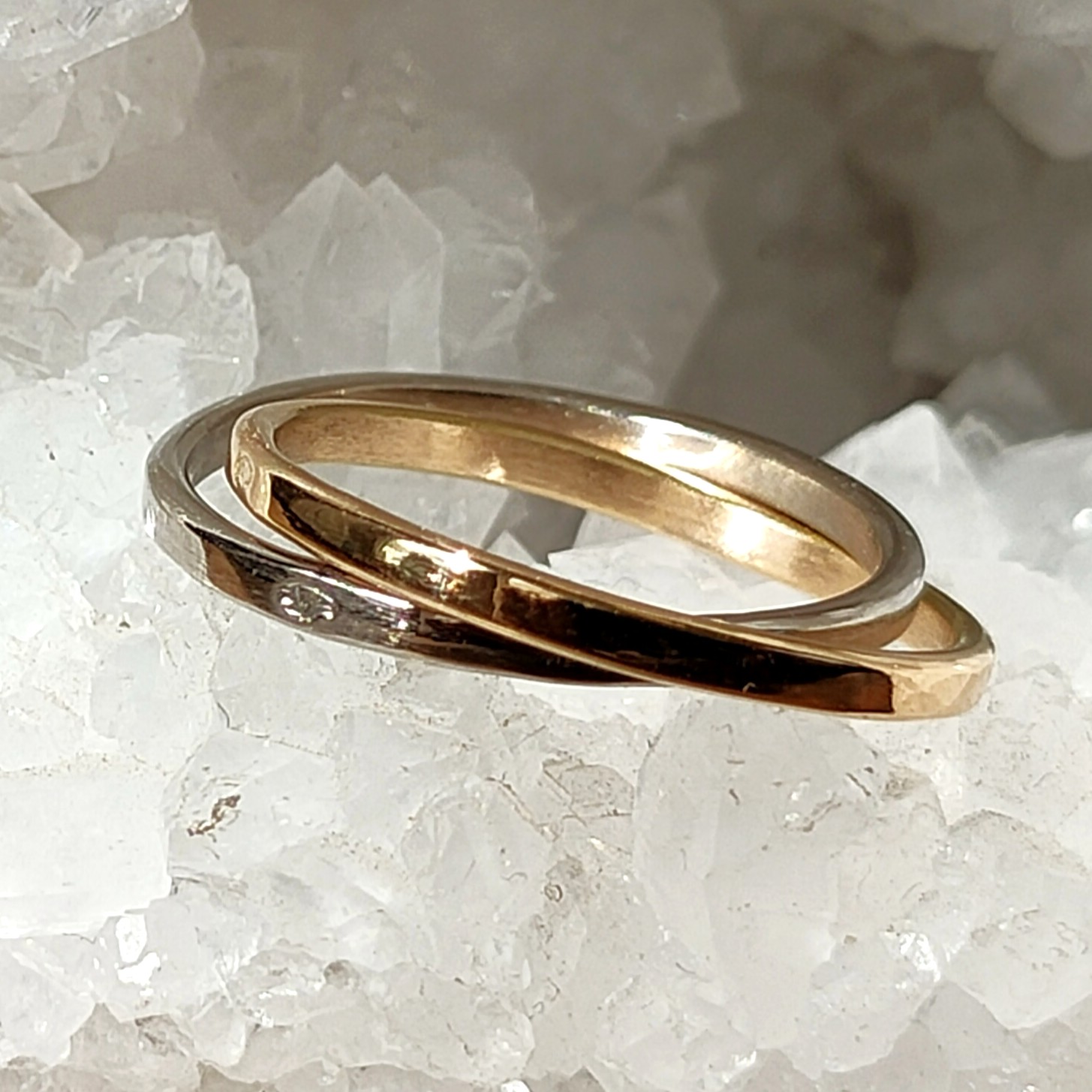 Bague deux anneaux or jaune 750 et or gris 750 entrelacés