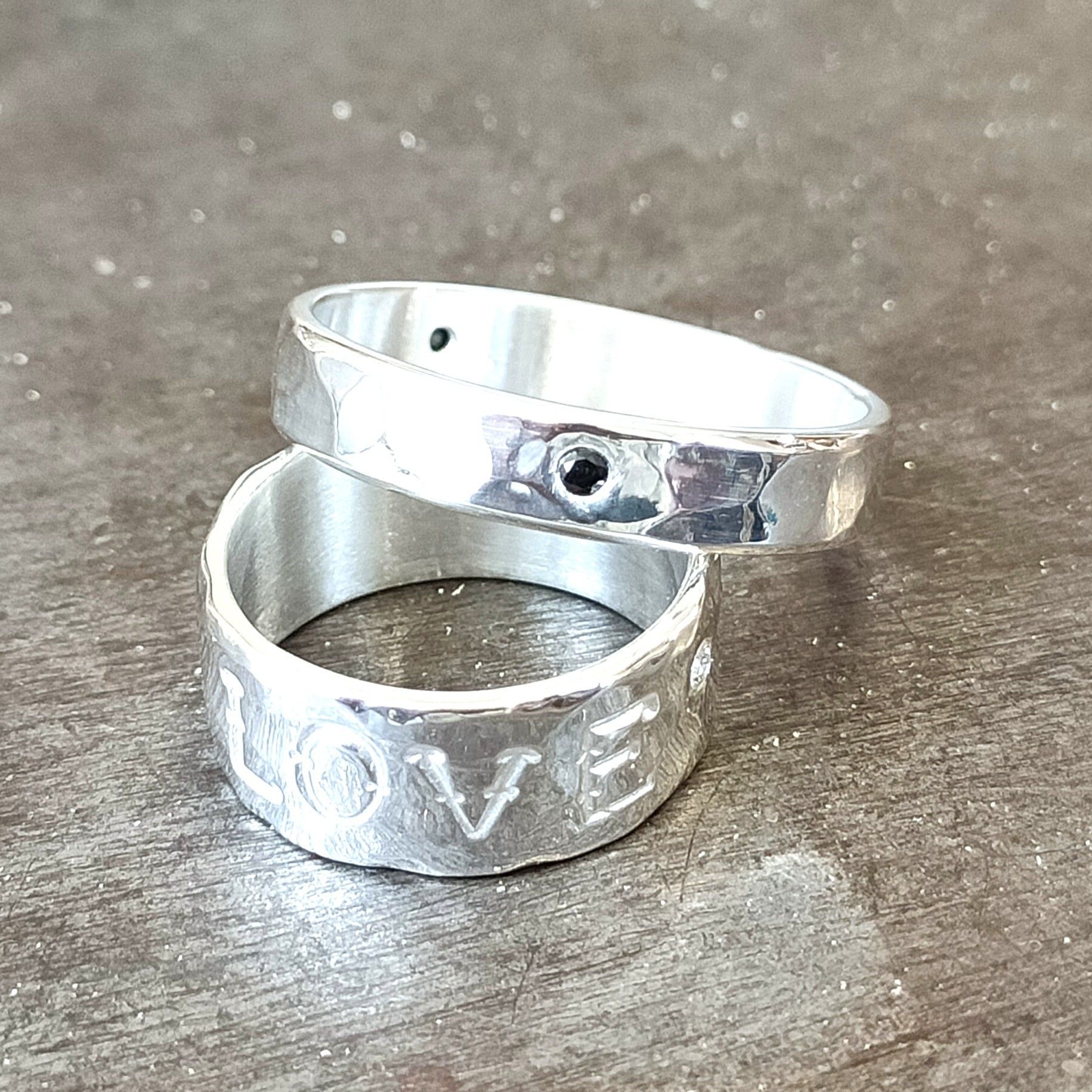 bague en argent poinçonnée love et diamants noirs serti
