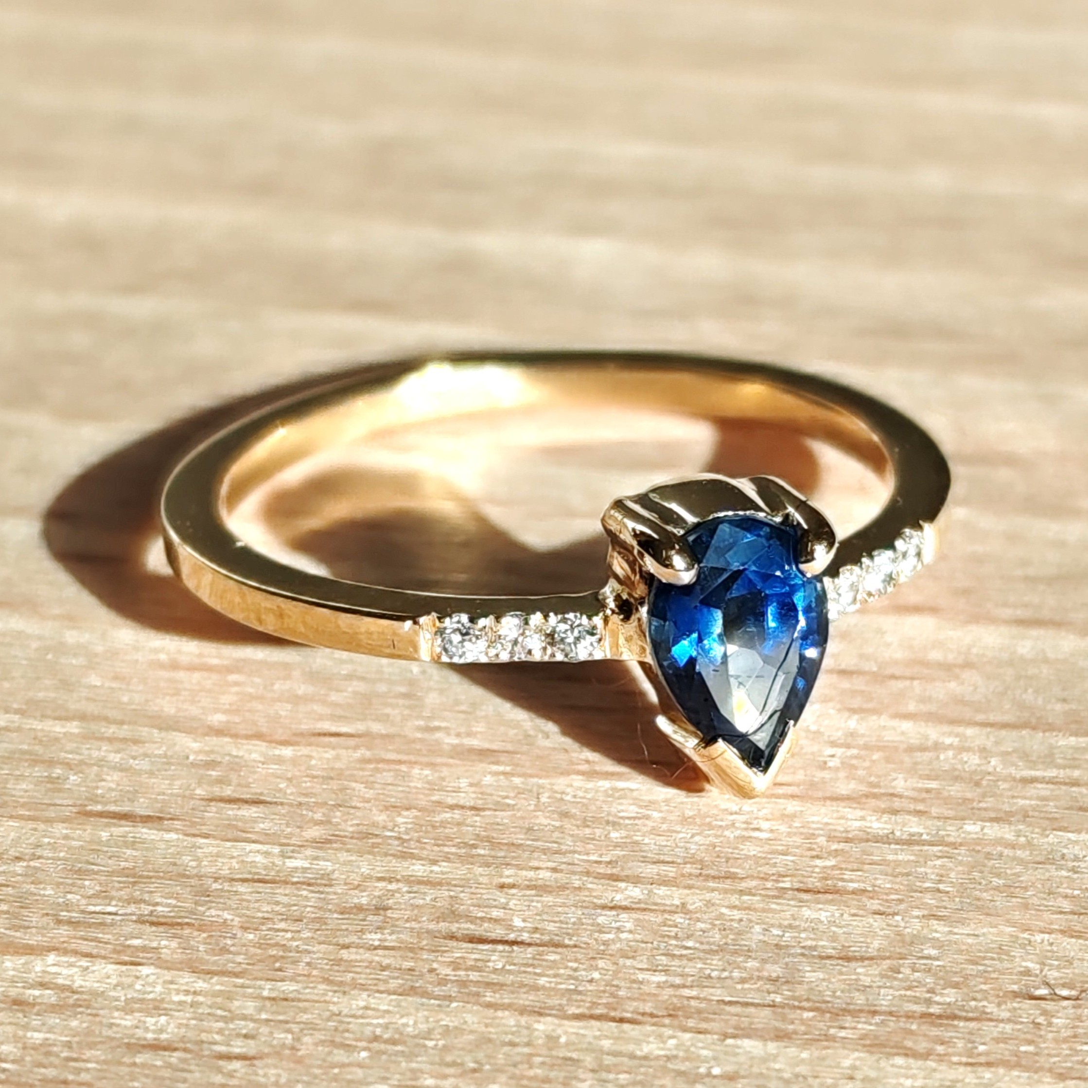 Bague en or jaune 750 avec un saphir en forme de poire et diamants 