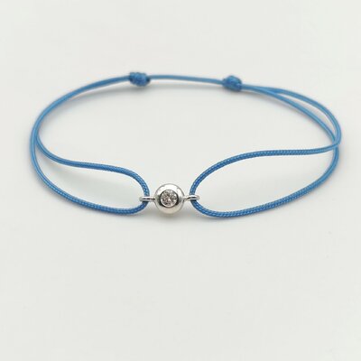 Bracelet diamant sur cordon sur fond blanc