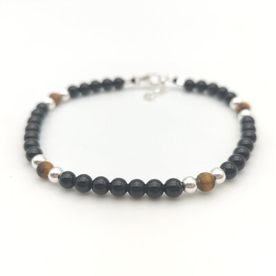 Vue détaillée du bracelet artisanal pour homme mêlant obsidienne, œil de tigre et perles en argent massif.