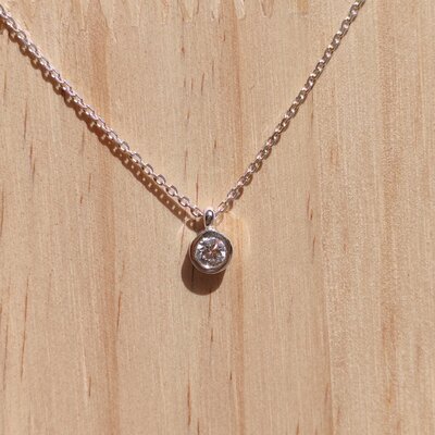 Collier diamant serti clos sur presentoir details