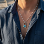 Pendentif homme martelé turquoise - chaine argent porté