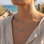 Pendentif turquoise serti clos en or 750 avec chaine en or 750
