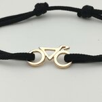 Gros plan sur bracelet vélo or 750 sur cordon noir