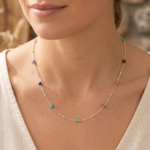 Collier rainbow 7 chakras pierres naturelles porté